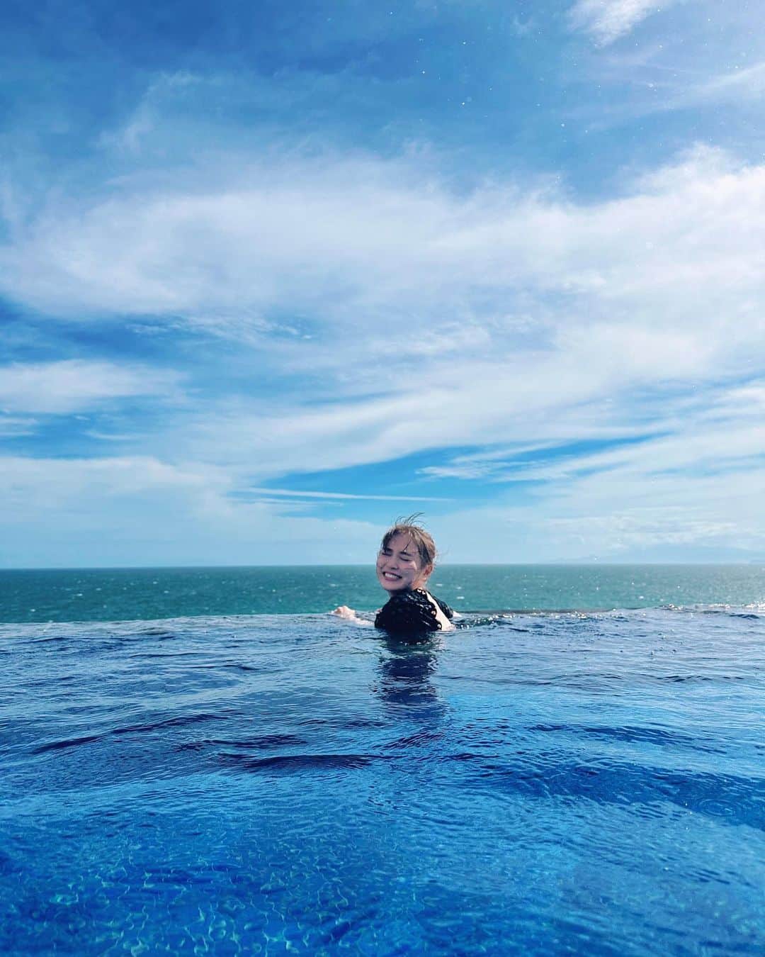 のインスタグラム：「8月の最後に滑り込みで夏を満喫したシリーズ2🌊 風がやばすぎました。  今日は文化放送内田理央のレコメンFはお休みです。 久々になにもない金曜日の夜。 何して過ごそう？」