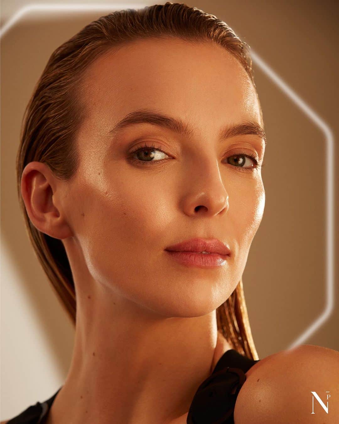 ジョディー・カマーのインスタグラム：「Dive into irresistible skin with Noble Panacea's The Absolute Nourishing Lift Oil. Experience hydrated and moisturized skin.   #NoblePanacea #ThinkBeautifully」