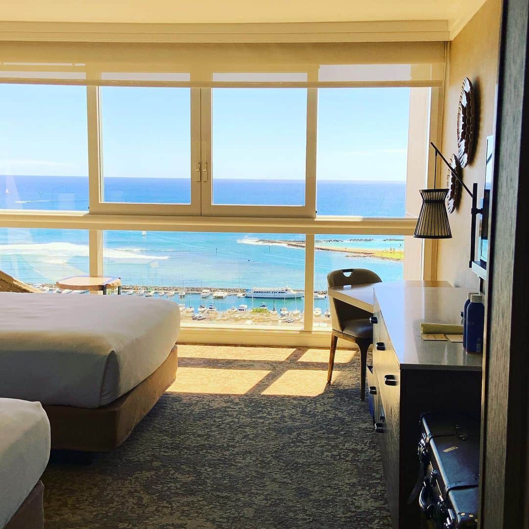 志摩有子さんのインスタグラム写真 - (志摩有子Instagram)「実に4年ぶりのハワイ。 今回は仕事に遅い夏休みをくっ付けてのひとり旅。宿泊はヨットハーバーを望むこのロケーションが好きでプリンスワイキキに。以前も出張で泊まって、その快適さにリピート。 部屋一面の窓からの眺望が素晴らしく、シックでモダンなインテリアもとても落ち着く。  #プリンスワイキキ @princewaikikijp  #ハワイ備忘録 #ariko旅 #ariko_hawaii」9月8日 19時04分 - ariko418