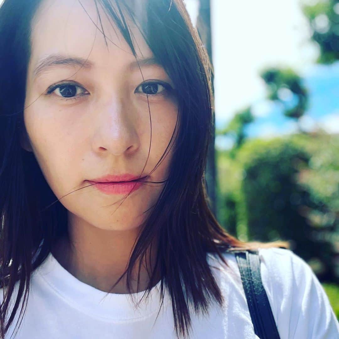 青木裕子のインスタグラム：「ちょっと探し物があって、 久々に実家に帰った日。  こんな自撮りで何が言いたいかというと、  私そこそこ髪切りましたよね？ ということ。  家族が誰も気づかないってどういうこと？（笑）  と、最近このリップがお気に入りですということ。  #悔しいから #もっと切りたいなあ #リップはcelvokeのアウラズリップス09番」