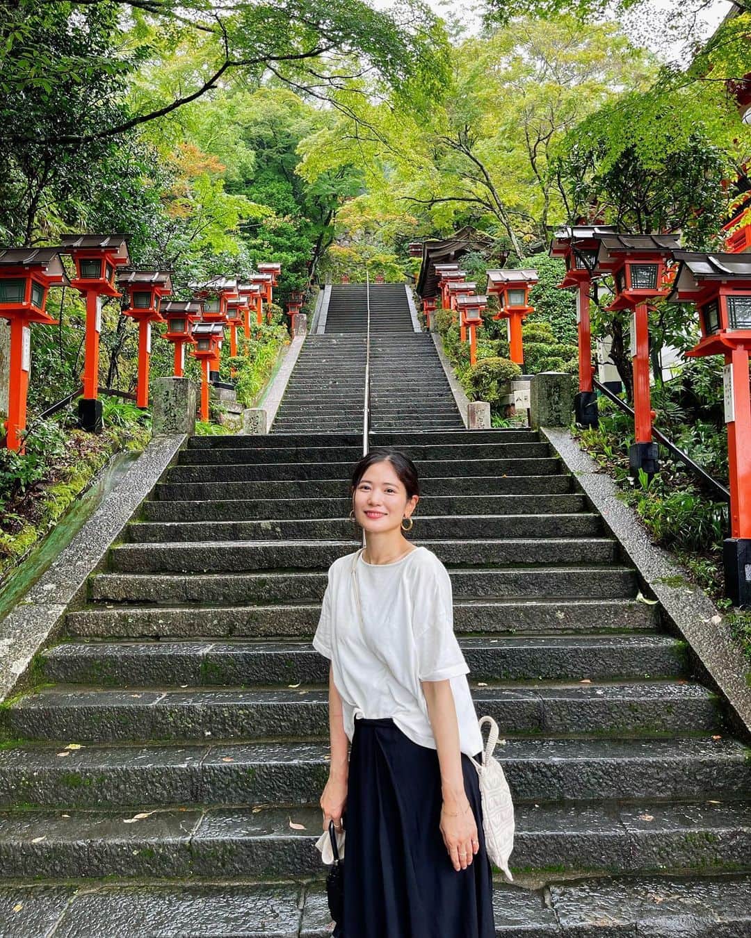 一双麻希 さんのインスタグラム写真 - (一双麻希 Instagram)「少し前に弾丸で行った京都。 #鞍馬山 の中にある、#鞍馬寺 へ。 人混みを避け、京都の山の方に行きたくて、 今回初めて知り行ってきました✨  鞍馬寺の境内の入口から本殿までは ゆっくり1時間弱の軽いハイキング😌⛰️ 市街は観光客で溢れていましたが、 ここは本当に静寂、という感じで、 緑に囲まれていて。 この日は雨でしたが、 雨の音さえも心地よくて、雨に濡れた緑もまた美しく、、 一歩一歩進むにつれ、浄化されていくような、 そんな感覚でした。✨🌱😌  私的に京都、というか全国的にも最強のパワースポットの一つな気がしています。🫢  #京都 #京都観光 #京都のお寺 #京都旅行 #寺巡り #神社巡り #パワースポット #京都パワースポット #ハイキング #京都旅 #旅好き女子 #旅好きな人と繋がりたい #旅好き #国内旅行 #京都散策 #自然が好き #登山初心者 #山ガール #山好き #登山女子 #登山 #山好きな人と繋がりたい #kyototemple #japanview #kyoto #kyotojapan #kyototrip #kyototravel」9月8日 19時07分 - isso_maki315