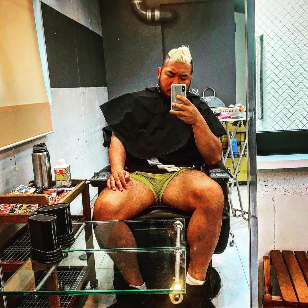 マサ北宮のインスタグラム：「『只今染髪中…（キンタマ短パン）』 #noah_ghc #毛染め #美容室 #ヘアカラー」