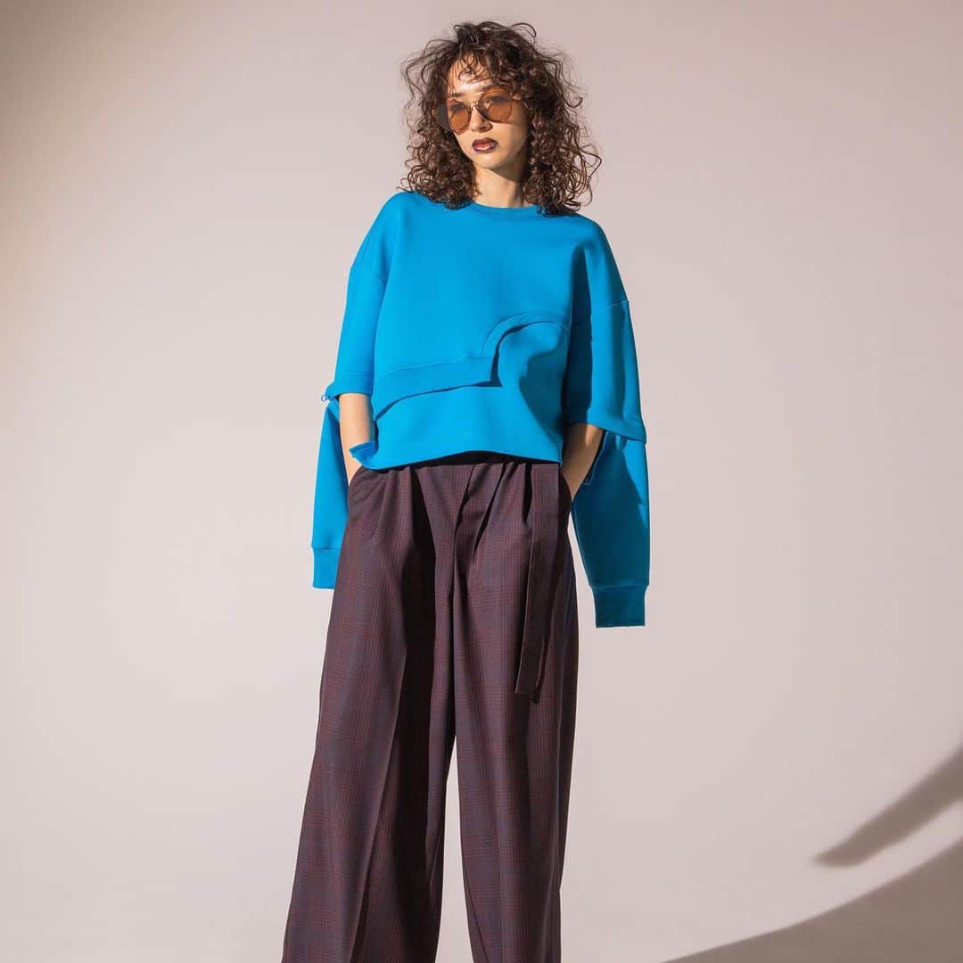 AULA AILAさんのインスタグラム写真 - (AULA AILAInstagram)「【2023 FALL & WINTER COLLECTION】  SEPARATE SLEEVE PULLOVER COLOR TURQUISE SIZE 0 ¥17,600  HIGH WAIST LINE PANTS COLOR BORDEAUX SIZE 0/1 ¥24,200  ✔️AULA AILA OFFICIAL WEB STOREにて予約受付中」9月8日 19時09分 - aulaaila_official