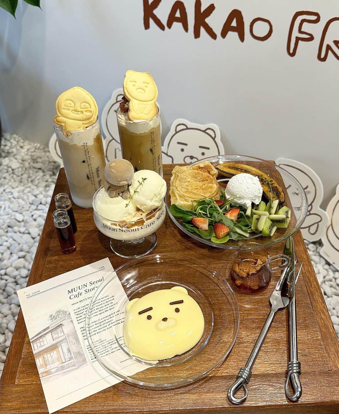 ひなたろす（佐原ひなた）のインスタグラム：「明日から @muun_seoul 新メニューの カカオフレンズコラボ🌼レセプションに行ってきたよ🌙  クッキーも🍪🍑可愛過ぎない？🌼 クロッフル美味し過ぎたなぁ🍪  グッズもたくさん売ってたから行ってみてね🌙🤍  他のメニューも全部可愛くてマカロン食べに 何回も行ってるんだぁ🥺🥹  11月５日までだからそれまでにいっそげー🥺🫶  @kakaofriends_official  @kakaofriends_japan   #muunseoul #ムーンソウル #ムーンソウル2号店 #韓国カフェ #cafe #原宿カフェ #東京カフェ #ラインフレンズ #ピーチ #カフェ巡り #表参道カフェ #代々木カフェ #カフェ好きな人と繋がりたい」
