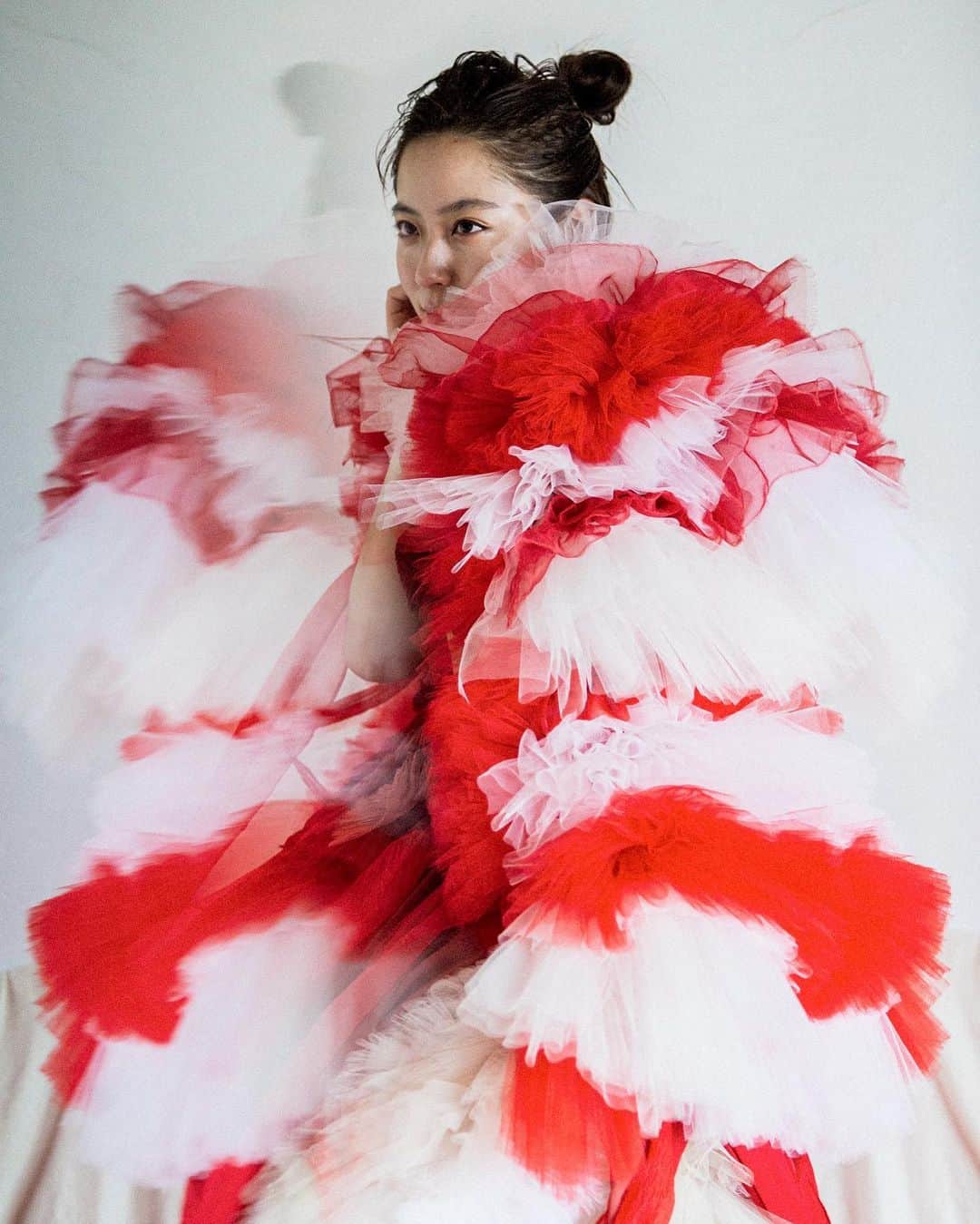 ARAKI SHIROさんのインスタグラム写真 - (ARAKI SHIROInstagram)「I would like to make dresses on a larger scale from now on. Although the scale is still small at the moment...I would like to create costumes with the image of a device that will become a symbol for wonderful artists around the world.  -red and white color dress/archives- ph @yutamatsukizono  md @hiyori1802  hm @yanase.alicia.miki  costume by me . . . #ARAKISHIRO  #costumedesigner #emergingdesigner  #elegantdresses #fashiondress  #couturedress  #couturefashion  #アラキシロウ」9月8日 19時12分 - arakishiro