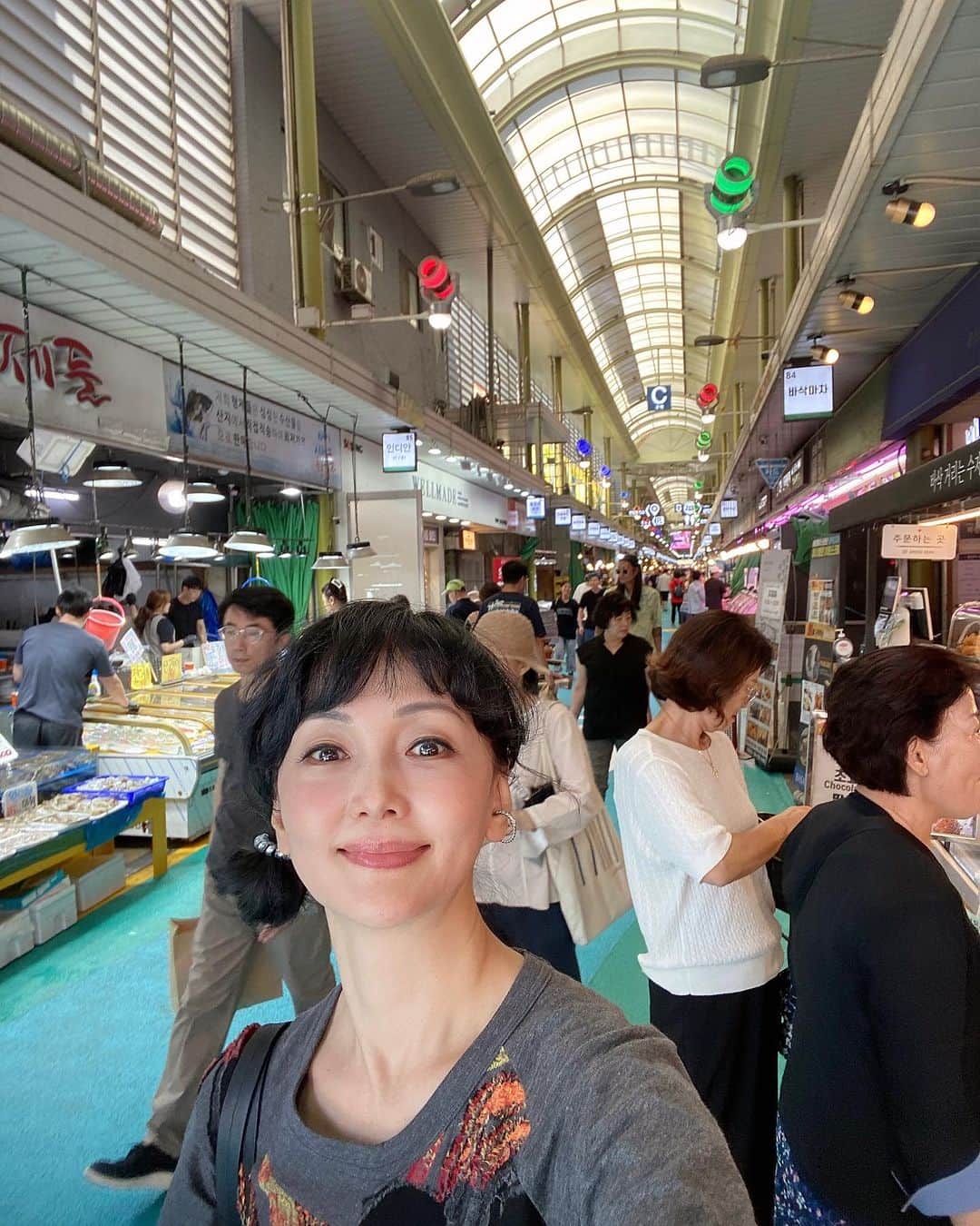 南果歩さんのインスタグラム写真 - (南果歩Instagram)「空港に移動途中で市場へ🇰🇷🇰🇷🇰🇷 このマーウォン市場(ハングル分からなくてごめんなさい)は地元の商店街のような懐かしさ満載‼️‼️‼️ エゴマのごま油と大判の韓国海苔とお餅買いました😊😊😊 帰国したら、キンパ作ろうっと‼️ 最後まで濃厚で熱すぎる旅となりました🇰🇷🇰🇷🇰🇷 出会った人達に感謝です❤️ 出会いを作ってくれた人達にも❤️❤️❤️ 必ずお返し致します😊😊😊  #韓国 #市場 #韓国市場 #南果歩 #kahominami #미나미카호 #japaneseactor」9月8日 19時12分 - kaho_minami