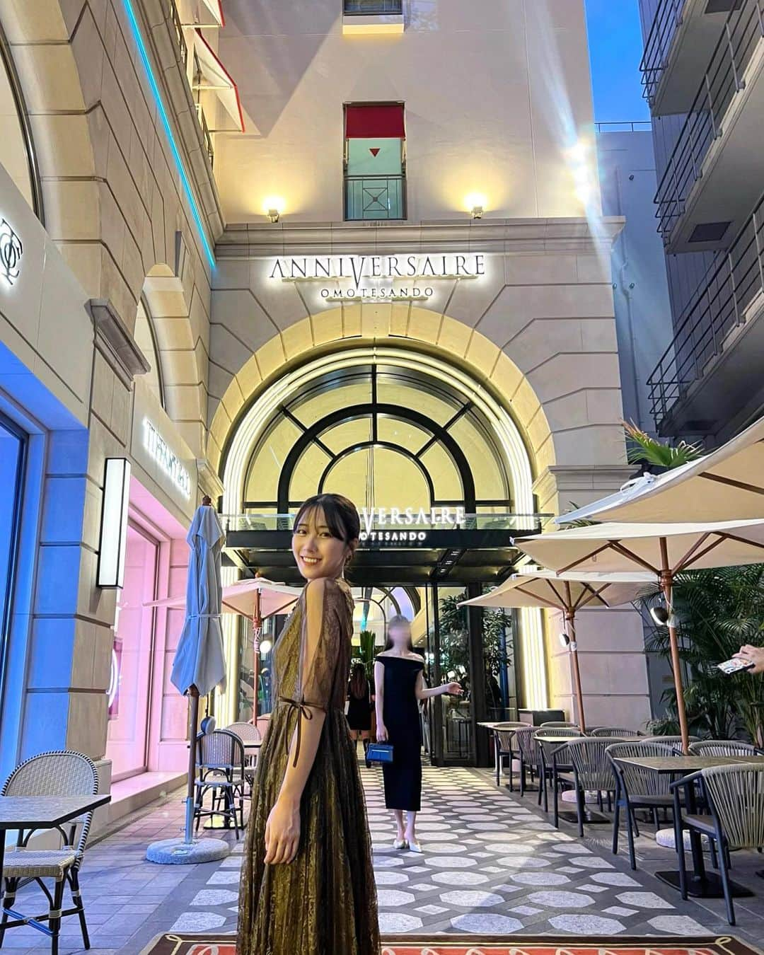 Moka のインスタグラム：「Anniversaire Omotesando🥂  @anniversaire_omotesando   アニヴェルセル表参道がリニューアルオープンしたとのことでレセプションパーティに行ってきました👗  どこで写真を撮っても画になるような素敵な空間で目を輝かせながら見ちゃいました！  1階はカフェやDJブース、お花屋さん、チャペル。 ケーキとフィナンシェが美味し過ぎて感動！！！！ チャペルの迫力もすごくてこんなところで結婚式あげたいな〜とワイン片手に呟いておりました😌  4階にはドレスが展示されていて、360度カメラでドレスを着た自分をいろんな角度でチェックできるのは素晴らしいサービス🥹✨  8階は夜景の見えるモダンなレストランがあり、デートや記念日など大切な日にぴったりな雰囲気でした🍽️  なんとアニヴェルセル表参道は私の生まれた1998年にオープンしたみたい。同い年🤝🏻  沢山人々の幸せを見届けきたと思うとなんだか感慨深い💭  新しくなったアニヴェルセル表参道ぜひ行ってみてね♡  #sponsored 　#アニヴェルセル　#アニヴェルセル表参道　#リニューアル　#記念日の館　#レセプションパーティ #人生に記念日の輝きを」