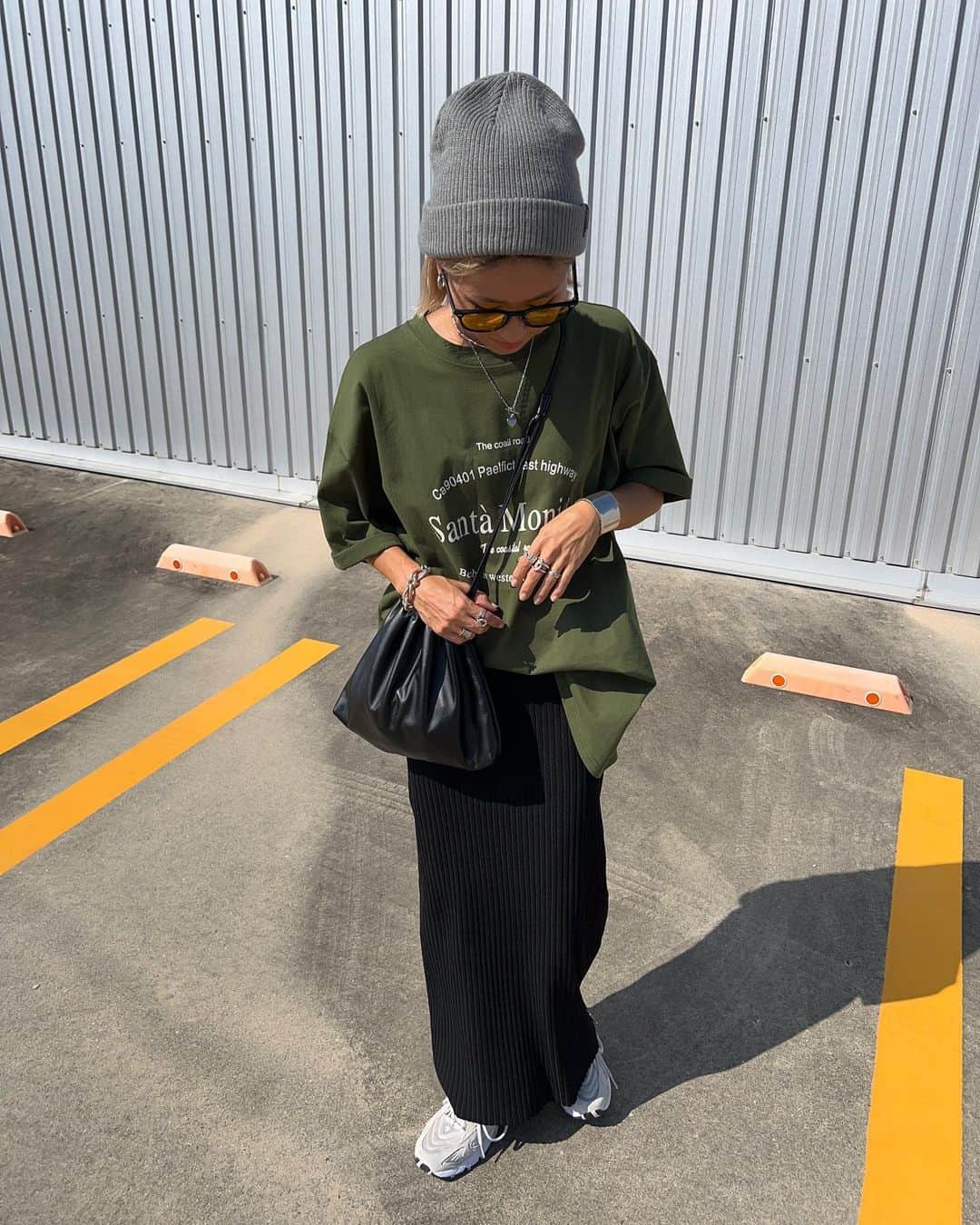 annaのインスタグラム：「.  ホワイトとグリーン悩みすぎて グリーンにしたけどやっぱり ホワイトも欲しくなってきてるTシャツ😳 サイズ感がたまなく可愛い〜💚  tops/skirt ⋆ @__segur.__  bag ⋆ @lowrysfarm_official  cap ⋆ @stanceofficial  shoes ⋆ @newbalance   #秋コーデ#スカートコーデ#大人カジュアル#大人カジュアルコーデ#カジュアルコーデ#カジュアル#スニーカーコーデ#ニット帽コーデ#158cmコーデ#骨格ナチュラルコーデ#きょこ#30代ファッション」