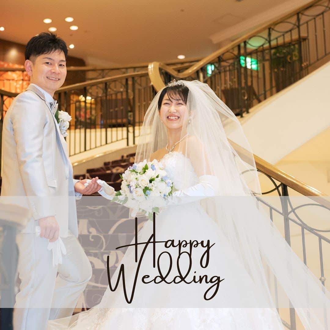 fino_wedding【フィーノ公式】のインスタグラム：「【卒花嫁レポート】  @grandhills_wedding.official   大好きな人達に囲まれて。  夢に見た結婚式。 お気に入りの衣裳と大好きな人達に囲まれた大満足な思い出になりました  🤍ウエディングドレスはほぼほぼスタイリストさんにお任せで、どこから誰が見ても綺麗❤️と、言って頂ける自信があるドレスを選んで頂きました。 特に、挙式と披露宴でボレロを着たスタイルが変化あって、素敵でした。 大好きな弟とのツーショットも、大切な思い出になりました。  🩵カラードレスは彼がチョイスしてくれました。 私にピッタリだと思って…と。着てみると、本当に魔法にかかったかのように、自分でも似合う❣️と、思ってしまいました。 実際に、母からも大絶賛だったのが忘れられません。  👘贅沢に和装スタイルでも入場を！ 私の着物スタイルより彼の和装スタイルの方がゲストから褒められました。  あっという間の結婚式でしたが、大好きな方々との大切な時間を共有できて、とっても幸せでした。  最後の写真は彼と彼が敬愛する先輩です（笑）  #ホテルウエディング  #チャペル挙式  #ウエディングドレス  #カラードレス #色打掛 #和装  #着物スタイル  #ウエディングヘア  #カラードレスヘア  #ブルードレス  #桂由美 #グランヒルズ静岡  #はなといろ  #式場見学  #仲間  #ウエディングレポ  #卒花嫁  #卒花嫁レポ  #プレ花嫁  #静岡花嫁  #先輩と後輩  #大好きな人  #お母さん #家族」