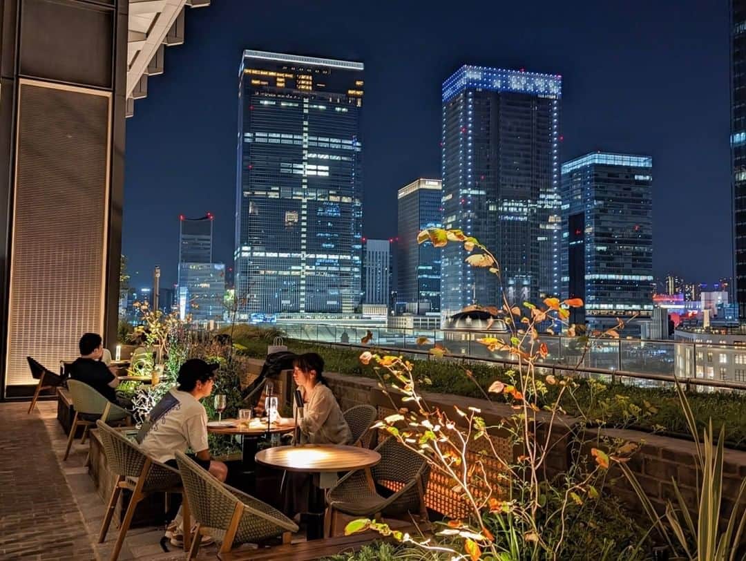 The Japan Timesさんのインスタグラム写真 - (The Japan TimesInstagram)「Tokyo is arguably one of the greatest culinary capitals in the world. But there is one key area in which Tokyo falls short of its overseas counterparts, however, and that’s outdoor bars. There are few quaint plazas fringed with tables from eclectic establishments, begging regulars to while away an hour or two over an Aperol spritz ... or three. Yet more and more places are recognizing the allure of drinking outside.  In fact, several places are taking alfresco imbibing to higher levels — literally. Tokyo’s rooftop bars and terraces offer respite from the hustle and bustle of the city streets in summertime. Enjoy a little breeze as you enjoy booze with a view with the top five rooftop bars in Tokyo, which you can read about with the link in our bio.  📸 @pheebzeatz  #japan #tokyo #bar #bars #traveljapan #travel #rooftopbar #japantimes #日本 #東京 #バー #飲み物 #飲み #飲み会 #酒 #ジャパンタイムズ #🍸」9月8日 19時17分 - thejapantimes