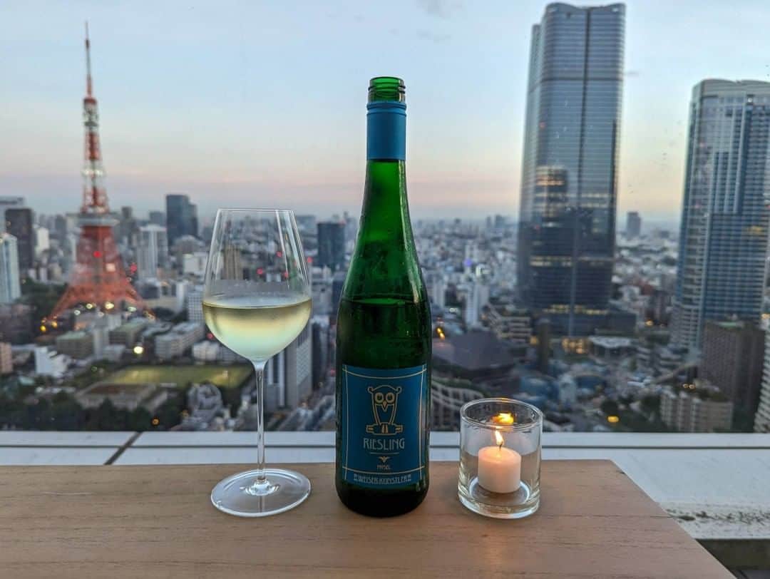 The Japan Timesさんのインスタグラム写真 - (The Japan TimesInstagram)「Tokyo is arguably one of the greatest culinary capitals in the world. But there is one key area in which Tokyo falls short of its overseas counterparts, however, and that’s outdoor bars. There are few quaint plazas fringed with tables from eclectic establishments, begging regulars to while away an hour or two over an Aperol spritz ... or three. Yet more and more places are recognizing the allure of drinking outside.  In fact, several places are taking alfresco imbibing to higher levels — literally. Tokyo’s rooftop bars and terraces offer respite from the hustle and bustle of the city streets in summertime. Enjoy a little breeze as you enjoy booze with a view with the top five rooftop bars in Tokyo, which you can read about with the link in our bio.  📸 @pheebzeatz  #japan #tokyo #bar #bars #traveljapan #travel #rooftopbar #japantimes #日本 #東京 #バー #飲み物 #飲み #飲み会 #酒 #ジャパンタイムズ #🍸」9月8日 19時17分 - thejapantimes