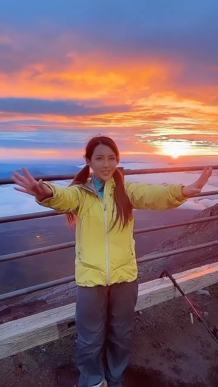 佐々木あゆみのインスタグラム：「ご来光🌅 . . 📍富士山 山小屋から後2時間半登ったら頂上だったんだけど 仮眠できなくて眠かったし軽く高山病にかかり ８合目からご来光見たんだけど 逆に頂上まで行ってたら雲が多くてこの日は ここから見たほうが断然綺麗だったみたいでラッキー✌️ 富士山降りた瞬間雨降ってくるし 運をいつも持っている私🗻 . . 後ね！登山中に夜空に光る電車のようなものが流れてて みんなで『なにあれーー🤩⁉️』 ってなってたんだけど、 人工衛星だったらしい🛰️ びっくりした👀 . . 死ぬまでにしたい事リストに入ってた 富士山登山🧗達成できました🗓️ . . . 1人で行ったからこの動画は 同じツアーの人が撮ってくれました🙏ありがとぉぉ💖 . . . 山頂寒すぎてホッカイロ４枚貼ってた🤫 . #富士山 #富士山登山 #登山 #登山女子 #登山初心者  #ご来光 #パワーもらった #🌅  #fuji #fujimountain #sunrise #mountainclimbing #🗻 #新たな趣味  #死ぬまでにしたいことリスト」