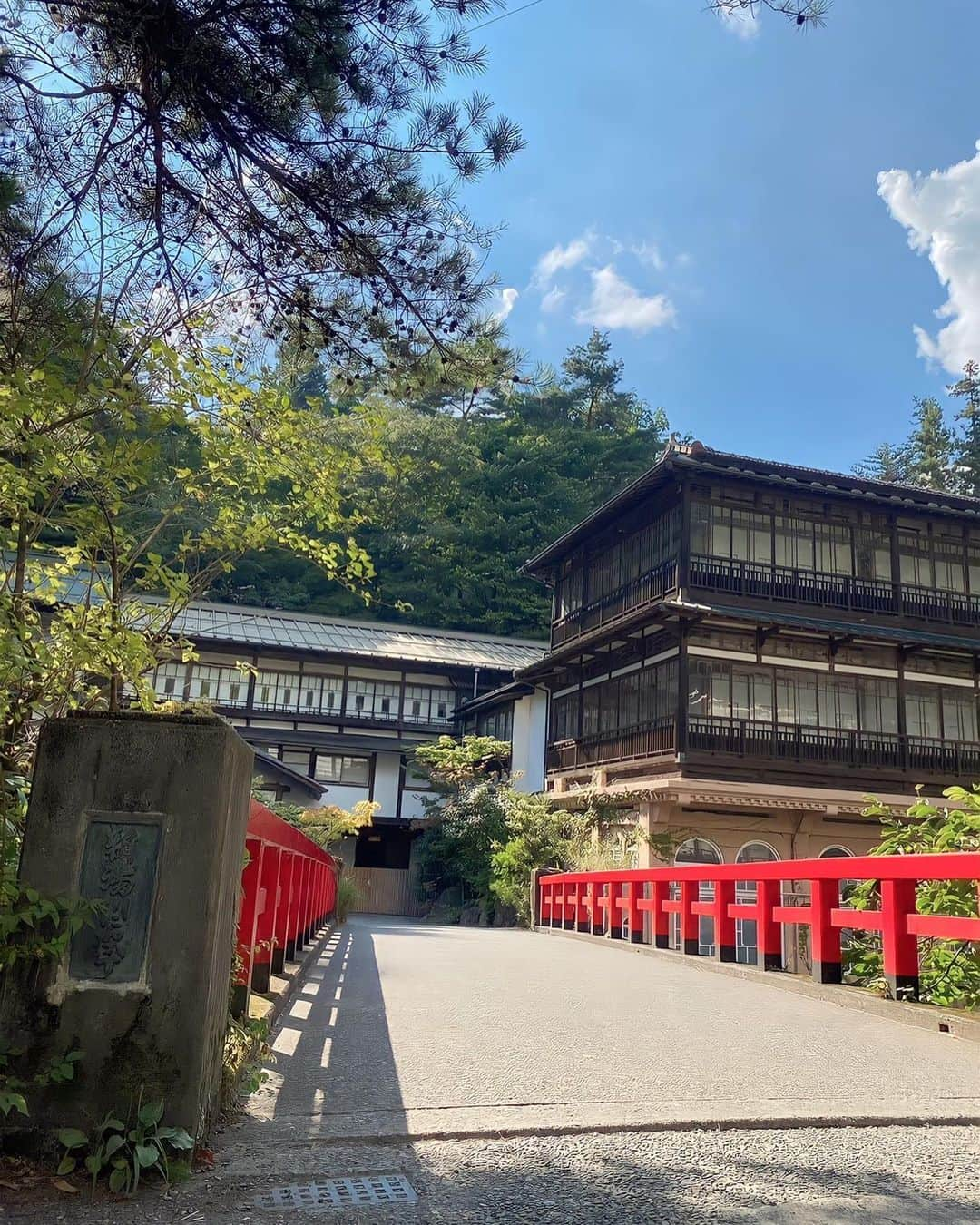 磯佳奈江さんのインスタグラム写真 - (磯佳奈江Instagram)「. 「千と千尋の神隠し」のモデルになった宿♨️  泊まってはないけど、 橋のところだけでも千尋ぽい😳 . #群馬 #群馬観光 #積善館 #四万温泉 #四万湖 #千と千尋の神隠し」9月8日 19時26分 - isochan89