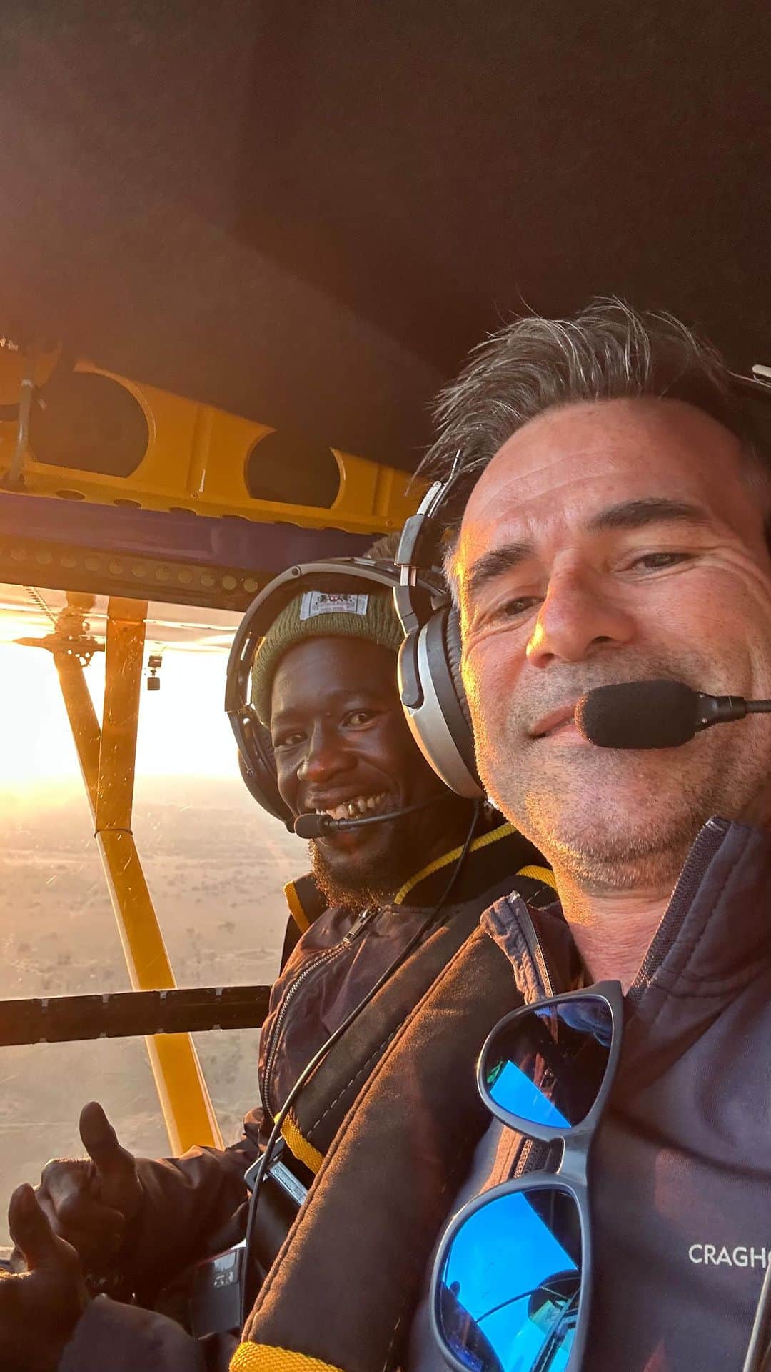Kevin Richardson LionWhisperer のインスタグラム：「Been taking the staff in the plane every Friday, to show them what it’s like, how the sanctuary and farm looks from above and the land my foundation wants to next acquire so that the reserve can expand. For many like Clarence, it’s his first time in an airplane. His face says it all. I don’t take flying for granted however you do get used to it and seeing Clarence’s face and hearing how excited he was, made me realize, once again, how blessed I am to be able to do this so frequently. For Clarence this was a magical experience, one he’ll talk about for years to come. #firstflight #sunriseflight #earlybird #timetofly #savannahaircraft #mindfullymade #mycraghoppers  🎥 @gopro」