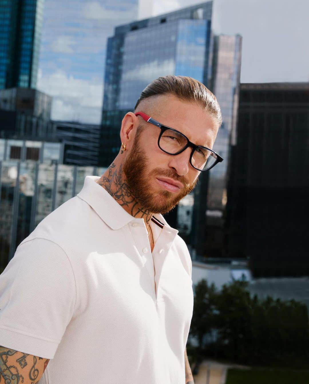 セルヒオ・ラモスのインスタグラム：「Back in town  @tommyhilfiger @safilogroup #EyeLoveTommy #tommyhilfiger #AD」