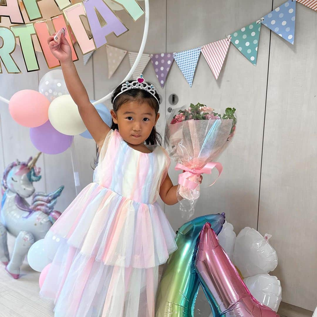 三浦あくりのインスタグラム：「私の大事な宝物♡ ちびあく4歳お誕生日でした！ 2歳3歳は入院したり心配が尽きなかったけど この１年何事もなく健康に元気に おっきくなってくれてありがとう🥲💓 ⁡ 兎に角ずっとずっと優しい子で 妹が生まれてからより一層優しいおねえちゃんを してくれて私を気遣ってくれたり守ってくれたり 支えてくれたり沢山笑顔をくれて 娘のママになれて本当に幸せものだ ⁡ ママっ子で甘えん坊さんでシャイで おてんばで面白い世界一可愛い娘♡♡ ⁡ そんな娘の為に 私と娘の大切な人たちが集まってくれて パーティができた🥹🤍 去年計画してたけど誕生日前に 熱性痙攣で入院がありパーティ出来なかったから 今年はこんなに沢山のお友達が集まってくれて 涙が出るほど幸せ🥲 ⁡ 出張お寿司やさんのまっちゃんに お願いしてお寿司パーティでした♡ ⁡ 総勢14人ものお友達がきてくれた🥹🤍 私、娘達を大切に思ってくれて 仲良くしてくれる皆本当に感謝しても 仕切れないほど大切な人たち。 ⁡ 集まってくれてありがとう☺️🤍🌷 ⁡ @mizuki9357  @akina___325  @amiiwakami  @shu__official__  @ricoco0505_2」