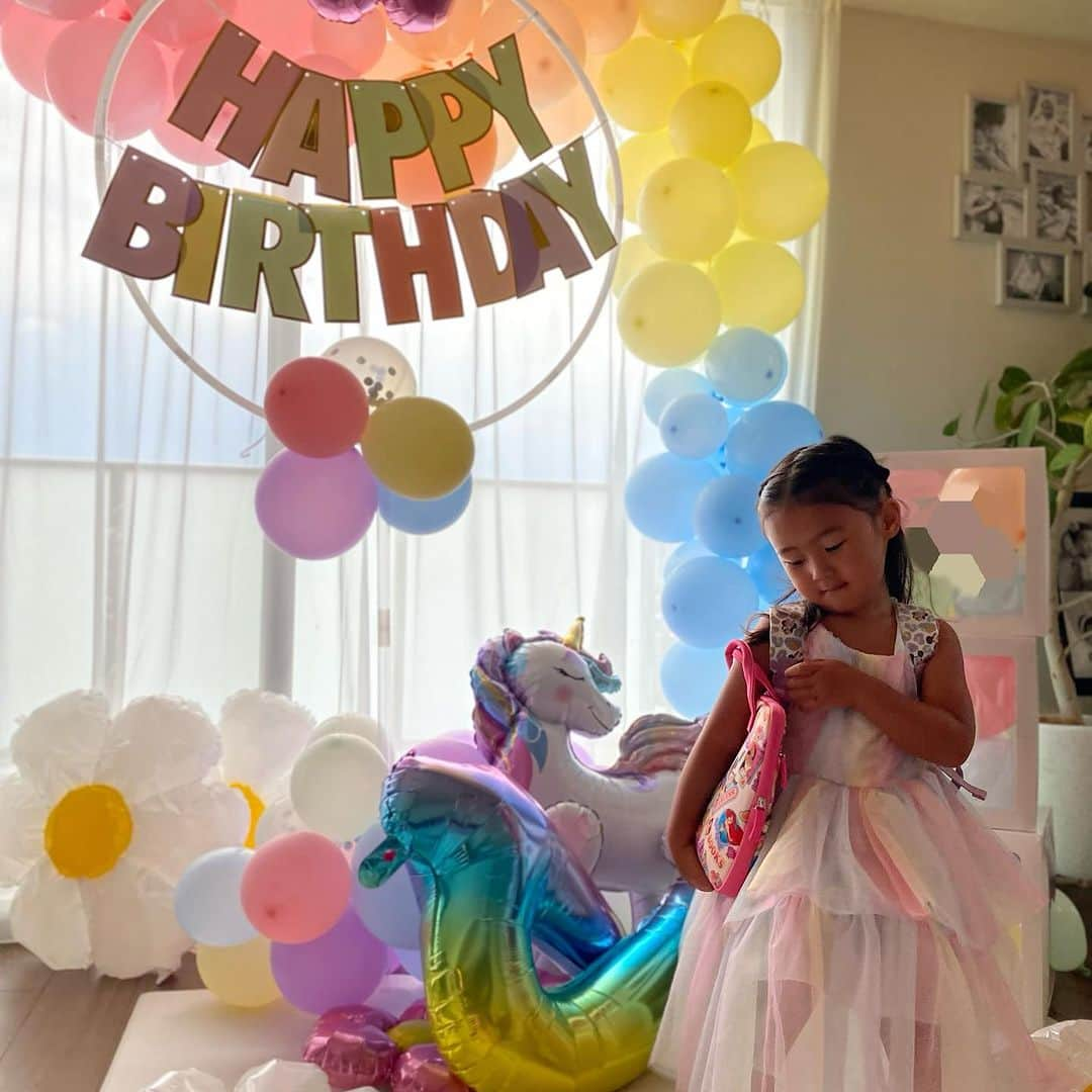 三浦あくりさんのインスタグラム写真 - (三浦あくりInstagram)「私の大事な宝物♡ ちびあく4歳お誕生日でした！ 2歳3歳は入院したり心配が尽きなかったけど この１年何事もなく健康に元気に おっきくなってくれてありがとう🥲💓 ⁡ 兎に角ずっとずっと優しい子で 妹が生まれてからより一層優しいおねえちゃんを してくれて私を気遣ってくれたり守ってくれたり 支えてくれたり沢山笑顔をくれて 娘のママになれて本当に幸せものだ ⁡ ママっ子で甘えん坊さんでシャイで おてんばで面白い世界一可愛い娘♡♡ ⁡ そんな娘の為に 私と娘の大切な人たちが集まってくれて パーティができた🥹🤍 去年計画してたけど誕生日前に 熱性痙攣で入院がありパーティ出来なかったから 今年はこんなに沢山のお友達が集まってくれて 涙が出るほど幸せ🥲 ⁡ 出張お寿司やさんのまっちゃんに お願いしてお寿司パーティでした♡ ⁡ 総勢14人ものお友達がきてくれた🥹🤍 私、娘達を大切に思ってくれて 仲良くしてくれる皆本当に感謝しても 仕切れないほど大切な人たち。 ⁡ 集まってくれてありがとう☺️🤍🌷 ⁡ @mizuki9357  @akina___325  @amiiwakami  @shu__official__  @ricoco0505_2」9月8日 19時22分 - akurimiura