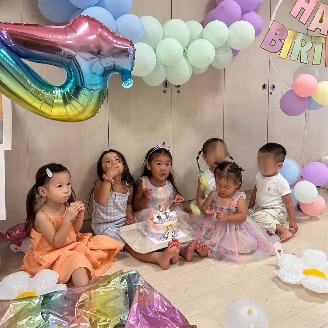 三浦あくりさんのインスタグラム写真 - (三浦あくりInstagram)「私の大事な宝物♡ ちびあく4歳お誕生日でした！ 2歳3歳は入院したり心配が尽きなかったけど この１年何事もなく健康に元気に おっきくなってくれてありがとう🥲💓 ⁡ 兎に角ずっとずっと優しい子で 妹が生まれてからより一層優しいおねえちゃんを してくれて私を気遣ってくれたり守ってくれたり 支えてくれたり沢山笑顔をくれて 娘のママになれて本当に幸せものだ ⁡ ママっ子で甘えん坊さんでシャイで おてんばで面白い世界一可愛い娘♡♡ ⁡ そんな娘の為に 私と娘の大切な人たちが集まってくれて パーティができた🥹🤍 去年計画してたけど誕生日前に 熱性痙攣で入院がありパーティ出来なかったから 今年はこんなに沢山のお友達が集まってくれて 涙が出るほど幸せ🥲 ⁡ 出張お寿司やさんのまっちゃんに お願いしてお寿司パーティでした♡ ⁡ 総勢14人ものお友達がきてくれた🥹🤍 私、娘達を大切に思ってくれて 仲良くしてくれる皆本当に感謝しても 仕切れないほど大切な人たち。 ⁡ 集まってくれてありがとう☺️🤍🌷 ⁡ @mizuki9357  @akina___325  @amiiwakami  @shu__official__  @ricoco0505_2」9月8日 19時22分 - akurimiura