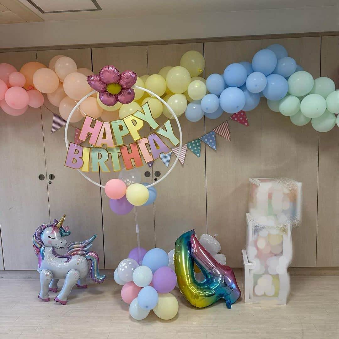 三浦あくりさんのインスタグラム写真 - (三浦あくりInstagram)「私の大事な宝物♡ ちびあく4歳お誕生日でした！ 2歳3歳は入院したり心配が尽きなかったけど この１年何事もなく健康に元気に おっきくなってくれてありがとう🥲💓 ⁡ 兎に角ずっとずっと優しい子で 妹が生まれてからより一層優しいおねえちゃんを してくれて私を気遣ってくれたり守ってくれたり 支えてくれたり沢山笑顔をくれて 娘のママになれて本当に幸せものだ ⁡ ママっ子で甘えん坊さんでシャイで おてんばで面白い世界一可愛い娘♡♡ ⁡ そんな娘の為に 私と娘の大切な人たちが集まってくれて パーティができた🥹🤍 去年計画してたけど誕生日前に 熱性痙攣で入院がありパーティ出来なかったから 今年はこんなに沢山のお友達が集まってくれて 涙が出るほど幸せ🥲 ⁡ 出張お寿司やさんのまっちゃんに お願いしてお寿司パーティでした♡ ⁡ 総勢14人ものお友達がきてくれた🥹🤍 私、娘達を大切に思ってくれて 仲良くしてくれる皆本当に感謝しても 仕切れないほど大切な人たち。 ⁡ 集まってくれてありがとう☺️🤍🌷 ⁡ @mizuki9357  @akina___325  @amiiwakami  @shu__official__  @ricoco0505_2」9月8日 19時22分 - akurimiura