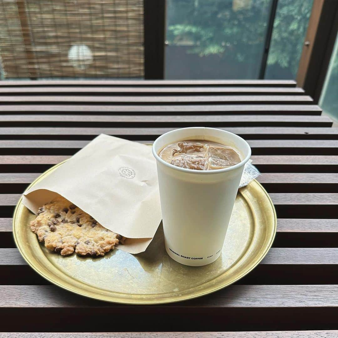 樽見麻緒のインスタグラム：「🍪☕️ この日はドーナツはなくって残念だったけど またドーナツある時に行きたいな♡ 毎日カフェイン摂らなきゃもう無理な体になってる😂笑  #cafe#cafelatte#dayoff#omotesandocafe#表参道#表参道カフェ#カフェ好き#カフェ巡り#カフェ活#東京カフェ」