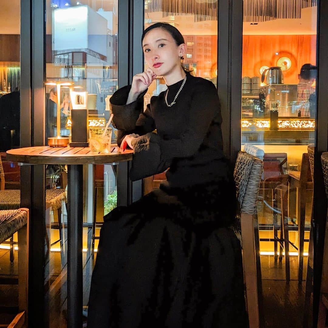 前田紀至子のインスタグラム：「この秋冬の主役アイテムがぼちぼち揃い始めました。  ホテルでのお茶やランチ、打ち合わせといった、小綺麗なスタイルにしたい日に凄く活躍してくれそうなニット。  ユナイテッドアローズ/ジャカードコンビ フレアスリーブ ニット（¥19,800）  私はブラックを同シリーズのスカートと合わせてセットアップにして着ていますが、とても好評で「着映えとはこの事か！」と実感しています（笑） フリーサイズですが身体に沿うので、155cmだとこんな感じですが様々なスタイルの方に合う筈。  袖がふわっと揺れる度に優雅な気分になれますよ。  @unitedarrows_official  #pr#unitedarrows#unitedarrowswomen#ユナイテッドアローズ#旅行コーデ#リゾートコーデ#ブラックコーデ」