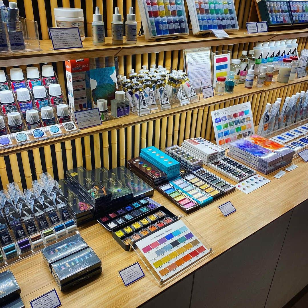 Warehouse TERRADA 寺田倉庫さんのインスタグラム写真 - (Warehouse TERRADA 寺田倉庫Instagram)「PIGMENT TOKYO  東京・天王洲にある絵画材料専門の複合クリエイティブ施設である「PIGMENT TOKYO（ピグモントーキョー）」。 4500色にもおよぶ顔料をはじめ、硯や墨、絵筆や刷毛などさまざまな画材を販売しています。 店内では一部の画材の試し描きができるほか、定期的にワークショップを開催しています。  ▼PIGMENT TOKYOについての詳細はこちら https://pigment.tokyo @pigment_tokyo   #WarehouseTERRADA #寺田倉庫  #Pigmenttokyo #art #pigment #art #artmaterial  #天王洲 #天王洲アイル #アート」9月8日 19時26分 - warehouse_terrada