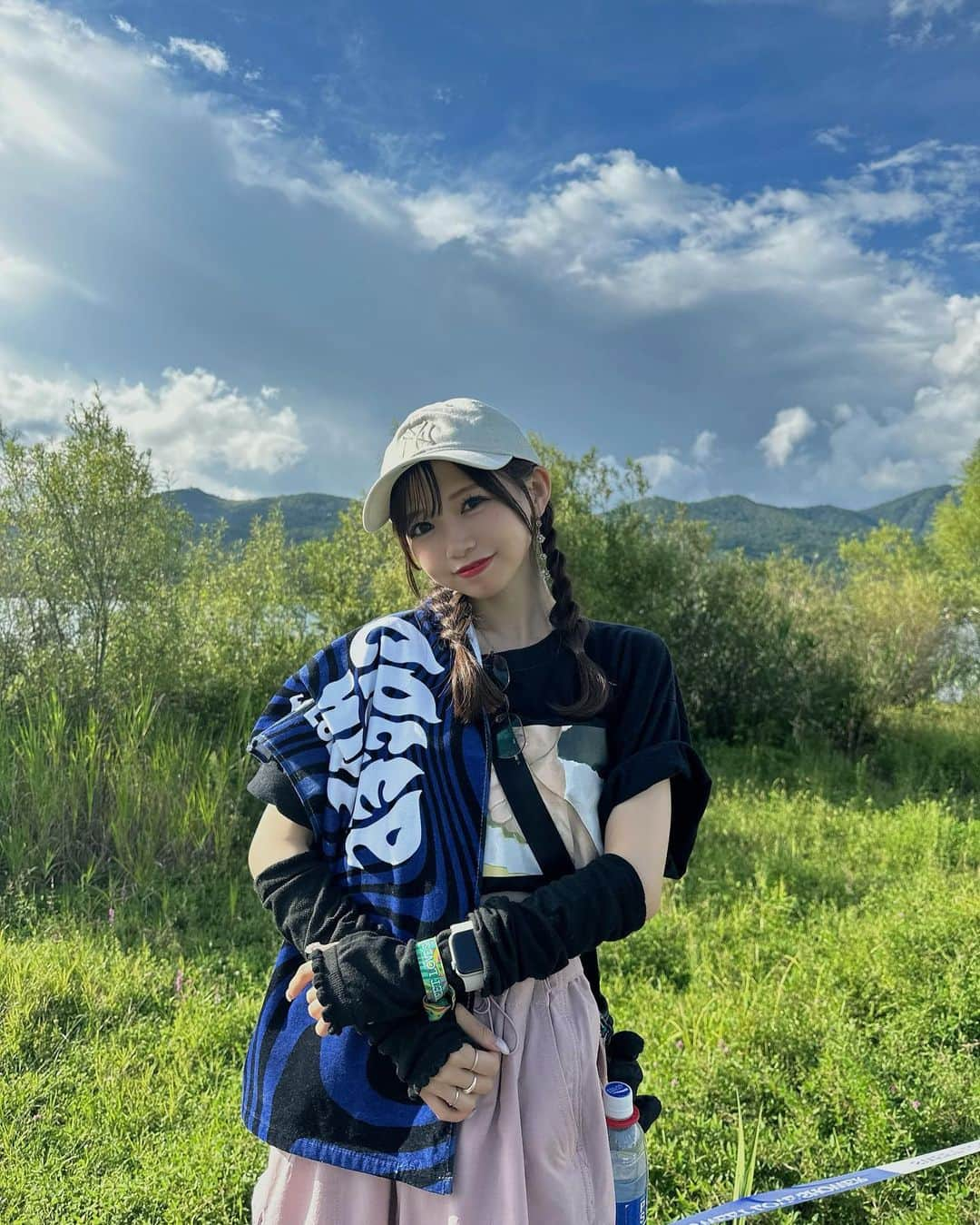 畑美紗起さんのインスタグラム写真 - (畑美紗起Instagram)「フェスコーデどうかな？🎸🌤️💕 おなかちらり🥱  いつもバンドさんのグッズかわいくて そそられて何かしら買っちゃう、、、😂  着てるTシャツは何年か前のだけど、 今回も並んで新しいのゲットしたよ👕💭  日焼け対策もちゃんとがんばった🧴 アームカバー、タオルで首保護、マスク、帽子、 メガネ、リポC、飲む日焼け止め、日焼け止め 念入りに塗り直した❕❕❕  1番不安なのは、サンダル焼けです👡  #フェス #フェスコーデ #ラブシャ #ロックフェス #ロック #ラブシャ2023 #コーデ #夏フェス #夏フェスコーデ #みちゃしふく #夏コーデ #コーディネート #カーゴパンツ #カーゴパンツコーデ #畑美紗起 #山中湖 #ラブシャ #hair #sweetloveshower #instagood #shooting #me #fashion #fashionstyle #japanese #japanesegirl」9月8日 19時26分 - miiicha_0327