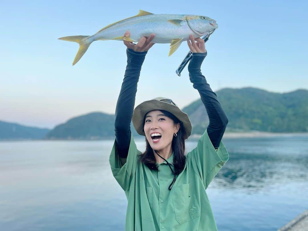 岡田万里奈のインスタグラム：「. . . . 夢の堤防ヒラマサ！！！！ . 初の上五島、朝まずめトップで ヒラマサが2匹釣れてくれました✨ . ヒットルアーは、DUELのバレットブル！ ベイトのサイズ様々だったので クリアカラーで！ . 堤防から20kgも夢じゃない上五島。 またビッグサイズ狙いに行きたいな〜！ . . . #上五島 #五島人 #五島列島 #ヒラマサ #ヒラマサキャスティング #ヒラマサトップ  #釣り女子 #釣りスタグラム  #fishing #fishinglife #fishingtrip  #fishinglifestyle #fishingfun #fisherman  #angler #ladyangler #ladyanglers」