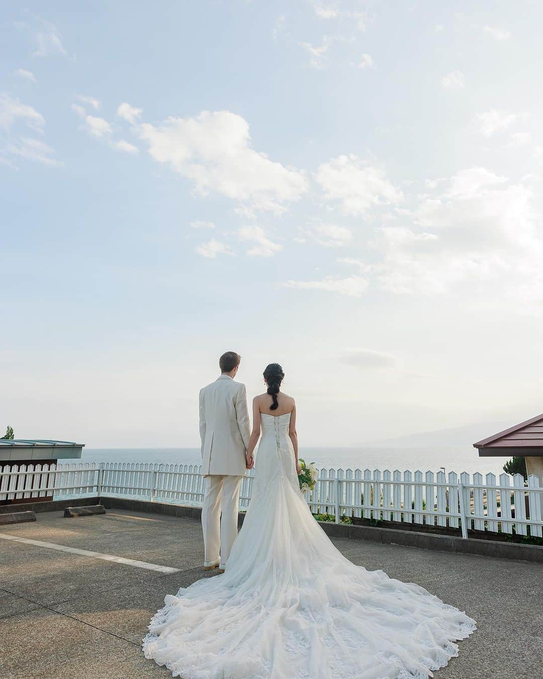 指帆亭のインスタグラム：「* 絶景をバックにふたりきりの時間🏖  * 1日1組限定、貸切wedding 記憶に残る1日をお過ごしください🕊️  *  指帆亭 Shihantei Pine Tree Resort （月・火曜日定休日、祝日の場合は営業） TEL:0463-43-1611 * 〒259-0123 神奈川県中郡二宮町二宮下向浜36 アクセス ・JR二宮駅より徒歩10分 ・お車でご来店の場合、無料駐車場を完備しております ナビゲーションシステムをご利用の際は、目的地に「二宮町立 二宮中学校」と設定をお願い致します。 *  #shihantei #指帆亭 #結婚 #結婚式 #二宮 #湘南 #茅ヶ崎 #平塚 #藤沢 #小田原 #大磯 #鎌倉 #二宮駅 #記念日 #貸切 #海 #海が見える #リゾート #リゾートウエディング #ガーデン #プレ花嫁 #ウェディング #ブライダルフェア #ウェディングフォト  #フォトスポット #ウエディングドレス #披露宴 #レストランウェディング#湘南ウェディング」