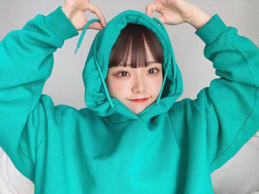 こねねこのインスタグラム：「これまた1年半(？)前の私ですが。。  普段モノトーンばかりな人は思い切ってカラー系着てみるのおすすめです！！  急に新しい自分に出会えて楽しいよ🫰🏻  来週あたりにはお洋服撮影できるのでお待ちを...！！！  コーデ投稿を見たいのにって思ってる人たちごめんなさい泣  パーカー @rodeocrowns_official   #低身長コーデ #パーカー  #パーカー女子 #秋コーデ  #緑コーデ #ボブヘア #オレンジメイク」