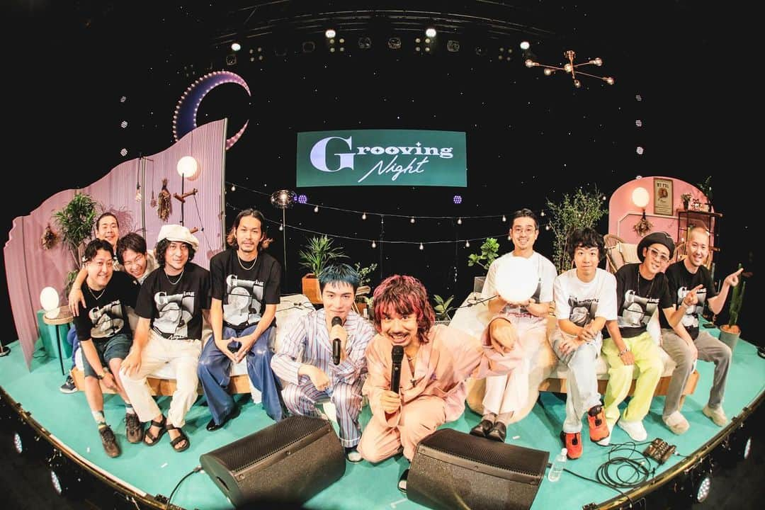 SIRUPのインスタグラム：「Grooving Night with @okamotos_official  ありがとうございました！  OKAMOTO'Sライブかっこよすぎてくらって自分のライブもそのエネルギーに背中押されて爆発した気がする楽しすぎた🔥  念願の対バンすぎたね  ショウくんとトーク&ライブセッションも楽しく有意義な内容になってみんなといいものシェア出来たなと思います！(批判的な意見にどう対応するか&お互いの好きな歌詞&価値観の違う意見にどう対応するかみたいな内容)  本当にまだまだホストとしては精進しないといけないけど、良いイベントだと実感しますみんなの感想見ると！ @grooving_night @kadokami_yuka  本当に誘ってくれてありがとう改めて  来年3月に第3回をやる予定です！  次は誰と対バンなのでしょうか！楽しみすぎる！！  とにかく来てくれたみんな！ @okamotos_official のみんな！関わってくれた皆様ありがとうございます！  📷 @nabespg  #GroovingNight」