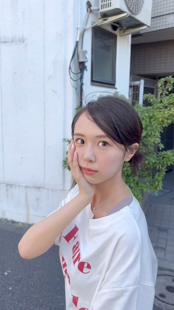 のインスタグラム：「歩くのたのしいですよね……💙🤍  #コーデ#ファッション#コーディネート#骨格ウェーブ#骨格ウェーブコーデ #coordinate#  #fashion #ootd #style#ロングスカート#デニム#デニムスカート」