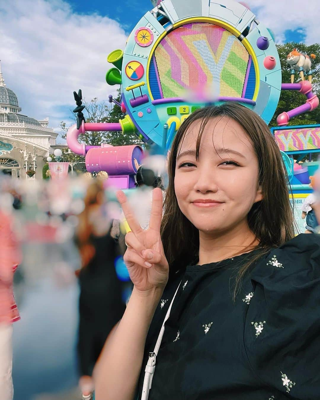 加藤玲奈のインスタグラム：「この前1人でディズニー行ったの🐭  1人で濡れるパレードみて、1人で乗り物4つぐらい乗って、1人で抽選当たったショーみたよ😃  1人できゃーって叫びながら濡れたよ😃 我ながらな最高🫶🏻  1人ディズニーハマりそう🐭🐭 年パス復活して欲しいわー」