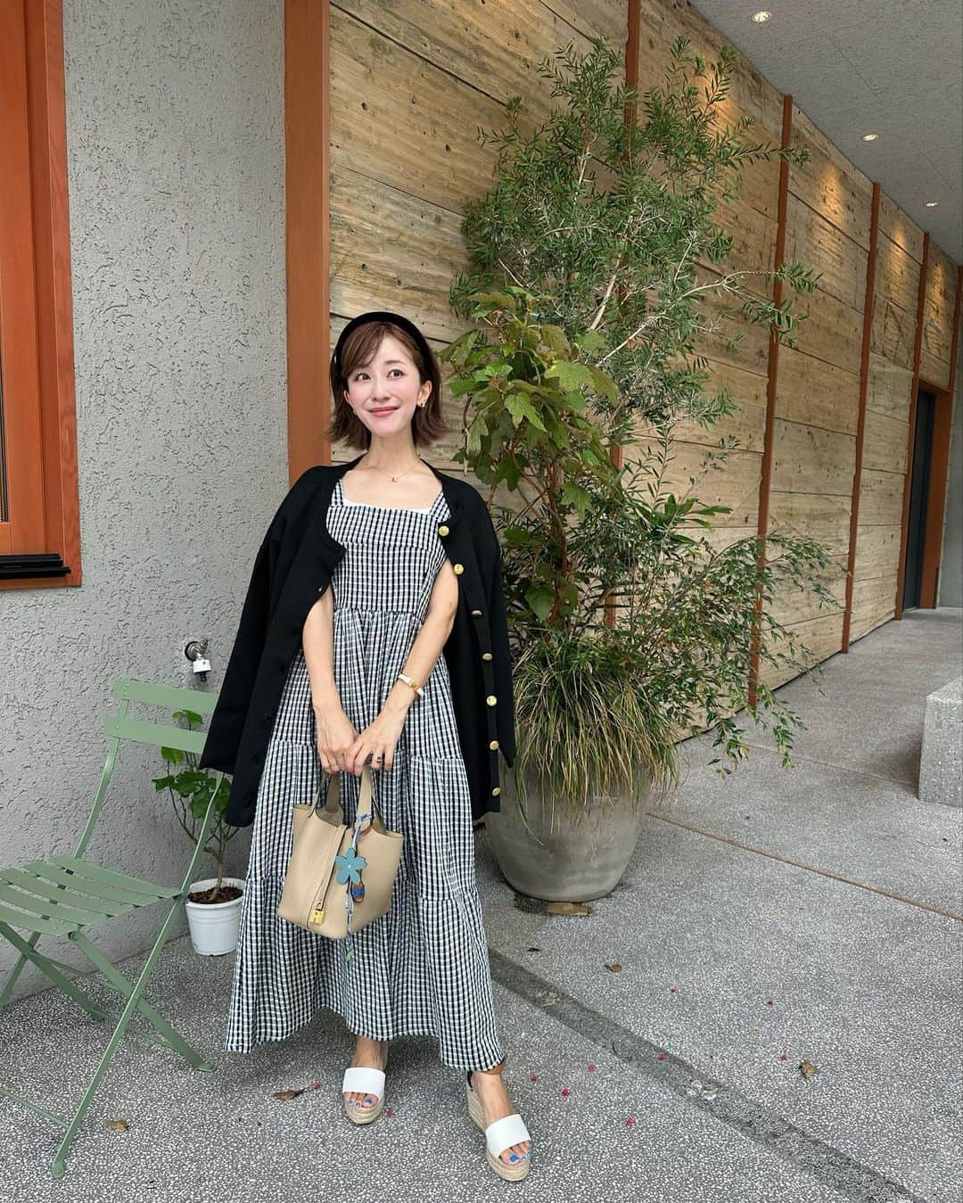 水野佐彩のインスタグラム：「・ shoppingday🥪🩷  🖤 @bonjoursagan  🤍🖤 @st.rooney   #おちびコーデ #おちびの輪 #低身長コーデ #Sサイズコーデ #ママコーデ #ママライフ #2020年ベビー #女の子ママ #女の子ベビー #ブルベ夏 #ブルベ #ブルベサマー #ブライトサマー #ブライトスプリング #ソフトクラシック #ウェーブ #骨格診断ウェーブ​ #bonjoursagan #bs_style #ボンサガ」
