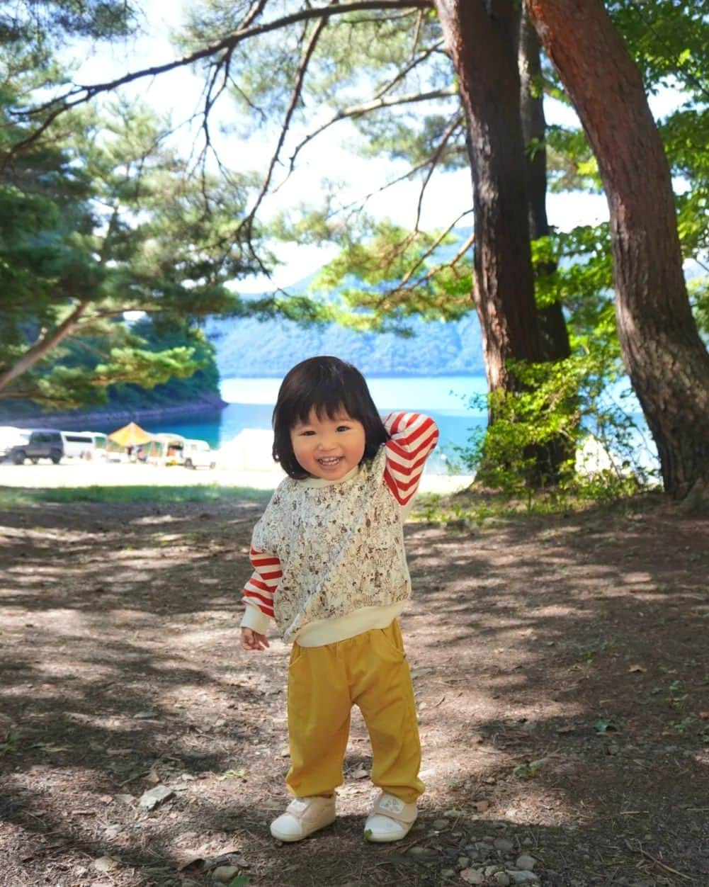 芳美リンさんのインスタグラム写真 - (芳美リンInstagram)「山の朝晩は冷えるので、 長袖コーデ(*^^*)  実は”ウォーリーをさがせ！”になっている、 小粋なデザイン。  皆様、見つけられるかな？ 大人には簡単か。（笑）　 遊び心が💮  @universalbaby_jp @toysrus_jp #ユニバーサルベビー #ベビーザらス #おさるのジョージ #ジョーズ #ジュラシックワールド #フィリックスザキャット #バックトゥザフューチャー #ベビー #赤ちゃんのいる生活 #赤ちゃんのいる暮らし #ベビー服 #PR#本栖湖レークサイドキャンプ場#アウトドア女子#アウトドアトドラー#outdoortoddler#traveltoddler#女子キャンプ」9月8日 19時37分 - lynn.lynn5