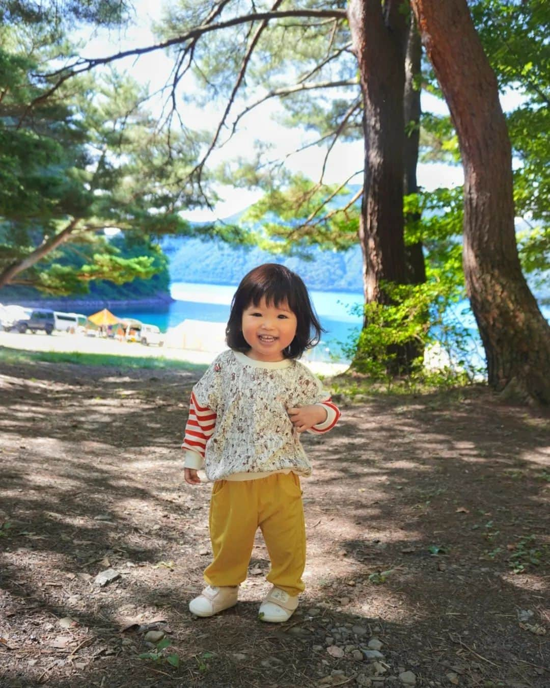 芳美リンのインスタグラム：「山の朝晩は冷えるので、 長袖コーデ(*^^*)  実は”ウォーリーをさがせ！”になっている、 小粋なデザイン。  皆様、見つけられるかな？ 大人には簡単か。（笑）　 遊び心が💮  @universalbaby_jp @toysrus_jp #ユニバーサルベビー #ベビーザらス #おさるのジョージ #ジョーズ #ジュラシックワールド #フィリックスザキャット #バックトゥザフューチャー #ベビー #赤ちゃんのいる生活 #赤ちゃんのいる暮らし #ベビー服 #PR#本栖湖レークサイドキャンプ場#アウトドア女子#アウトドアトドラー#outdoortoddler#traveltoddler#女子キャンプ」