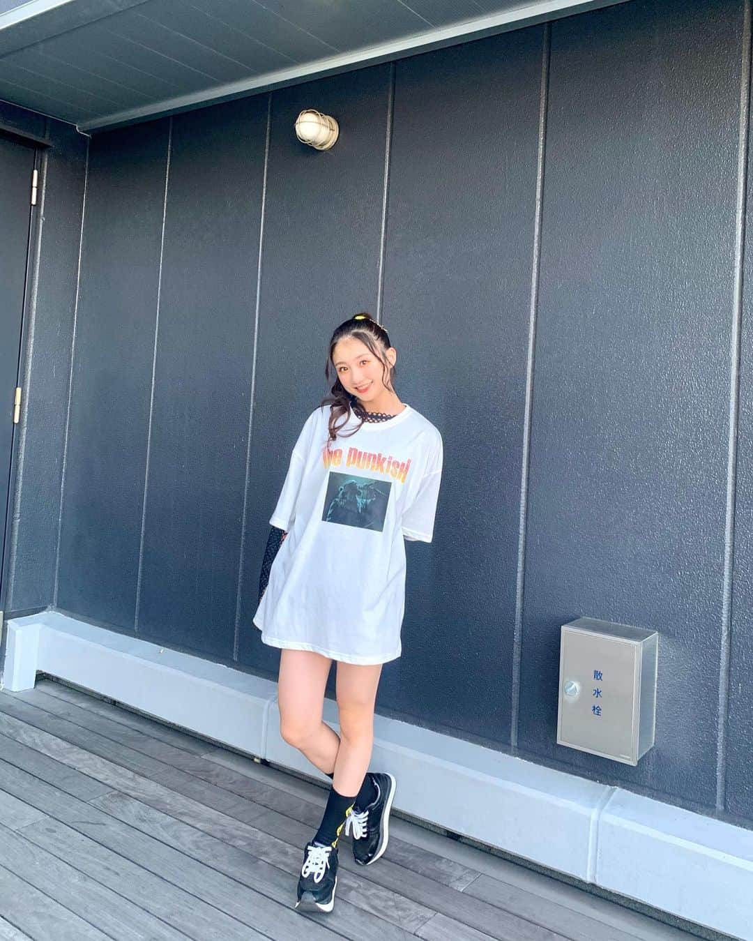 塩月希依音のインスタグラム：「😊🖤😊🖤😊  #fashion #ファッション#code#コーデ#ビッグt #オーバーサイズ#Tシャツ#tシャツコーデ #あみあみ#ショートパンツ#スニーカー#ニコちゃん#ソックス#ポニーテール#jk #ljk #05#05년생 #05line#fyp」