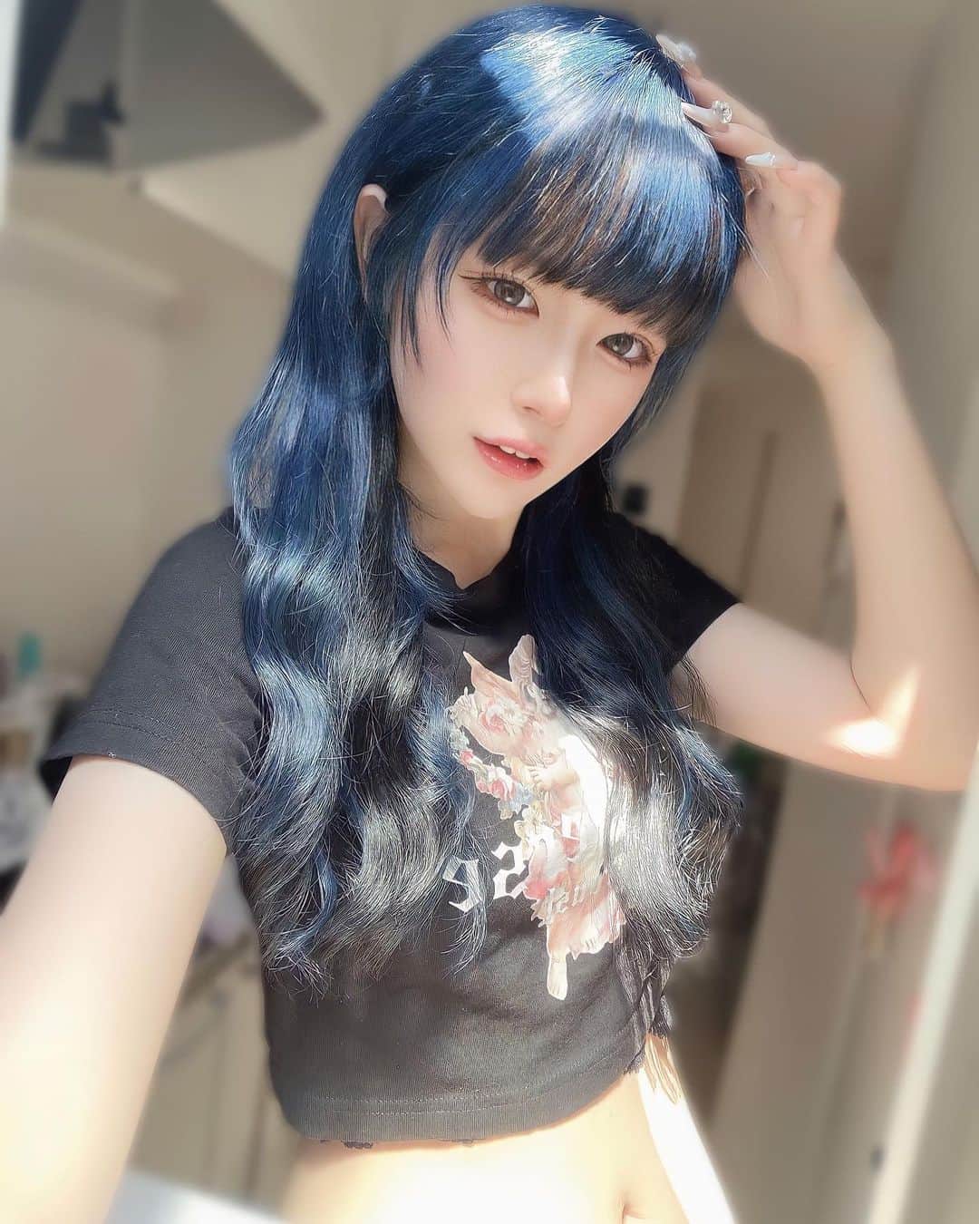 さきちゃんのインスタグラム：「青くしたばっかりのとき！アプリ変えたら顔違う>_< #渋谷美容室 #渋谷 #派手髪 #ハイトーンカラー #派手髪女子 #青髪 #青髪ロング #ブルーヘア #自撮り #自撮り界隈 #韓国ヘア #加工厨 #地雷系女子 #ストリート系女子 #ootd #newhair #l4l」