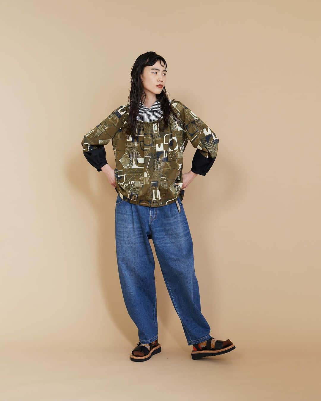 FRAPBOISofficialさんのインスタグラム写真 - (FRAPBOISofficialInstagram)「FRAPBOIS AUGUST ITEMS  パピエ　ブラウス  トラッドなシャツとデザインブラウスをドッキングしたかのようなプルオーバーシャツ。 衿もとにはトラッドな要素のストライプシャツに幾何学調のインパクトなある柄を立体的に組み合わせ、袖部分には無地の生地を使うことでメリハリのある締まった見え方をつくっています。  #frapbois #フラボア #フラボア中目黒 #フラボア女子 #フラボア男子 #lookbook #ルックブック #着回しコーデ #着回しアイテム  #お買い物  #ユニセックス #ジェンダーレス #エフォートレス #カジュアルルック  #ティアードスカート #スカートコーデ #フリルブラウス #レイヤードコーデ #プリントブラウス #newarrival」9月8日 19時41分 - frapbois_official