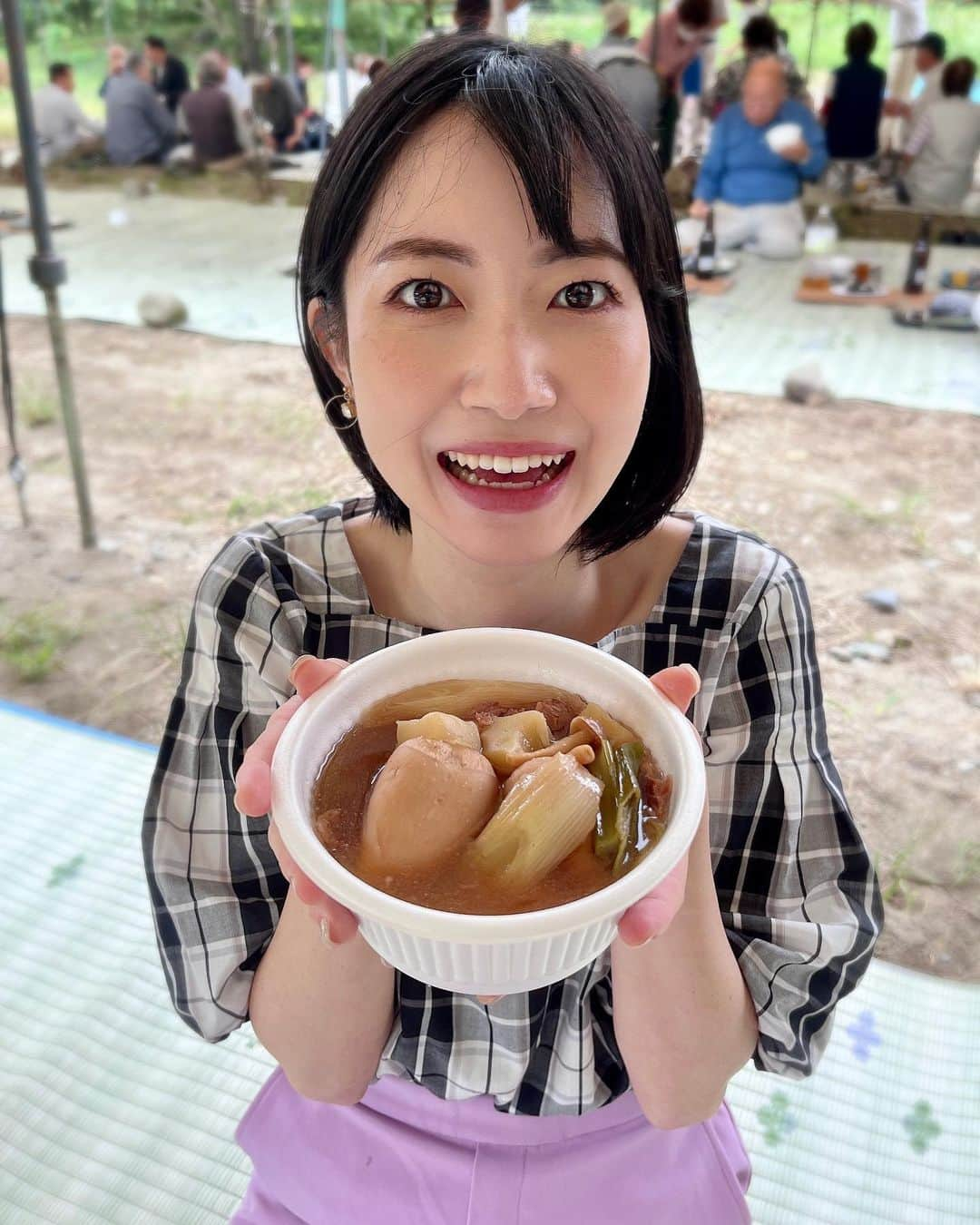 菅原智郁さんのインスタグラム写真 - (菅原智郁Instagram)「芋煮会シーズン到来🥔✨️  きょうは「山形いも煮まつり」の取材に行きました！ "芋煮シーズンがやってきた"と言っても、 これは地元の観光協会がシーズンに先駆けてスタートさせたまつりで、実際は暑さが収まった10月ごろに行う人が多いですよね☺️ 山形に来て7年目なのですが、 そのうち3回この取材に行っています笑 コロナ禍で開催できない年もあったことを考えると、かなりの確率です🤣 おいしい芋煮をたくさん振舞ってくださるので、役得！とてもいい仕事です😏😏😏  さてさて、今年は何杯の芋煮を食べるでしょうか…😋  （なんかアプリのせいで目がキラキラになってるのは気にしないでください） . .  #山形 #芋煮 #芋煮会 #山形芋煮 #東沢地区 #山形テレビ #ゴジダス #取材 #ニュース #アナウンサー #菅原智郁」9月8日 19時43分 - tomotomokaaaa22