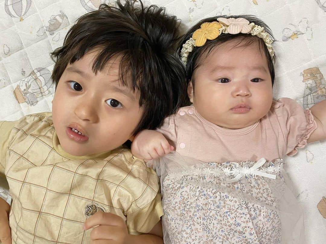 小泉留菜のインスタグラム：「#兄妹フォト 👦🏻👶🏻 . . 遥大寝起きで表情かたい😂🌀 こうやって並んでみると似てる？…のかな😌💓 . . うーちゃん見るたびに、 「うーちゃんかぁいい」って言う遥大がかわいい🙏🏻😘 妹想いの優しいお兄ちゃんだね♡ . . #3歳 #3歳男の子 #3歳児 #ママ #男の子ママ #ママスタグラム #25歳ママ #口唇口蓋裂 #関東ママ #埼玉ママ #第二子 #第二子出産 #赤ちゃん #ベビー #baby #女の子ママ #2児ママ #0歳 #0歳児 #0歳児ママ #兄妹  #生後3ヶ月 #3ヶ月ベビー #3ヶ月」