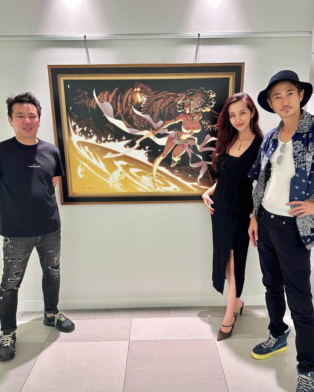 PINKYのインスタグラム：「夫とGODTAILさん @godtail777 の個展へ🎨  美しく迫力のある絵画に魅了されっぱなしでした😈✨  swipe3枚目【EVE Desert Sea】がやっぱり好きだぁ🌏  ・・・・・・・  #godtail #個展」
