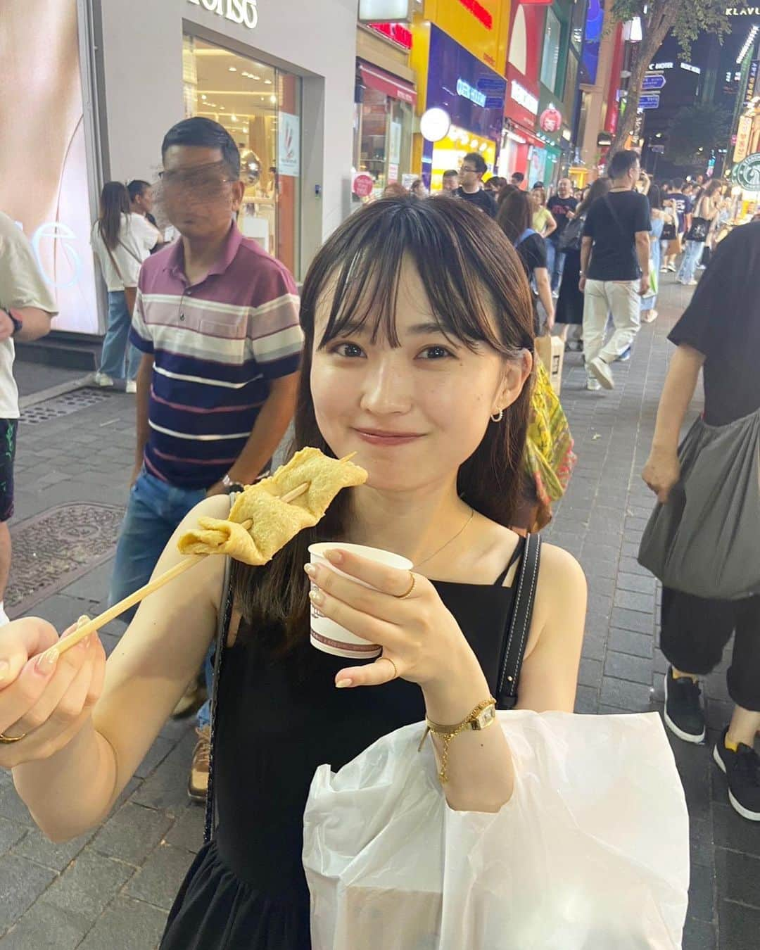 角川友紀のインスタグラム：「⁡ めちゃくちゃ楽しかった 明洞の食べ歩き  フルーツジュースも目の前で ミキサーにかけてもらうタイプのやつで新鮮だったし おでんが美味しくてびっくり！🍢 みんなでチキンつついたのも楽しかった🐓  #明洞#明洞グルメ #明洞食べ歩き#韓国旅行 #명동#ミョンドン」