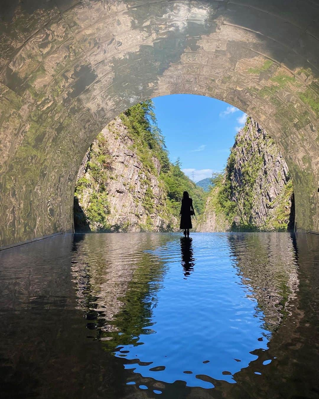 南雲穂波のインスタグラム：「#清津峡渓谷トンネル ✨ カツ丼の絶景めしで登場したことがある景色を、パン旅の帰り道に初めて直接見ることができました☻  水盤鏡や半鏡面ステンレスの壁が景観を反射する#ライトケーブ(#光の洞窟)！ あまり混雑していなかったのでたくさん写真を撮りました、2枚目は父と👨‍👧 渓谷の沢水が床一面に張ってあるので、水が染みそうなスニーカーだった母は撮影係になってくれました.  家族旅行でよく新潟に行くので、十日町市も20回以上訪れたことがあるのですが、#清津峡 は初めてでした！ 違う季節にもまた行ってみたいです🍁  #メーテレアナウンサー #南雲穂波 #建築学科 #家族旅行」