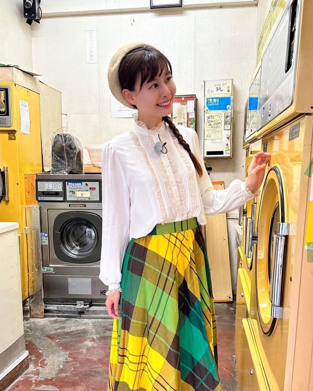 望木聡子さんのインスタグラム写真 - (望木聡子Instagram)「#レトロ ロケ🍹 今日の #アップ で放送でした。  昭和の #古着ファッション いかがでしょう？😙 当時どんな方が着ていたのかな〜なんて ロマンチックに考えていました。  #謎に洗濯機を手を添える #映えって難しい #愛知県 #名古屋市 #大須 #古着 #レトロファッション #ベレー帽 #三つ編み #メーテレ #アナウンサー #メーロメロアンバサダー #望木聡子」9月8日 19時48分 - satoko_mochiki
