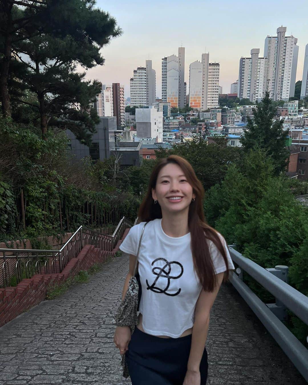キム・ジンギョンのインスタグラム：「요즘 너무 예쁜 하늘 🌅 🖤」