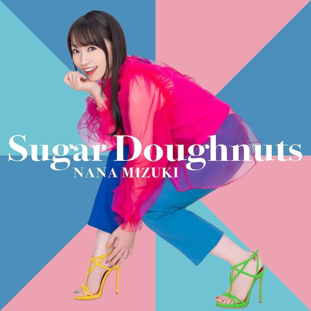 水樹奈々のインスタグラム：「／ 「Sugar Doughnuts」配信日決定📲 ジャケット&アーティストビジュアル公開📸 ＼  TVアニメ #でこぼこ魔女の親子事情 OPテーマ #水樹奈々「Sugar Doughnuts」  配信日時🗓 10月1日(日) 0:00〜  さらに、ジャケット写真と 新アーティストビジュアルも公開🍩✨  詳細はこちら✅mizukinana.jp/news/#news2265」