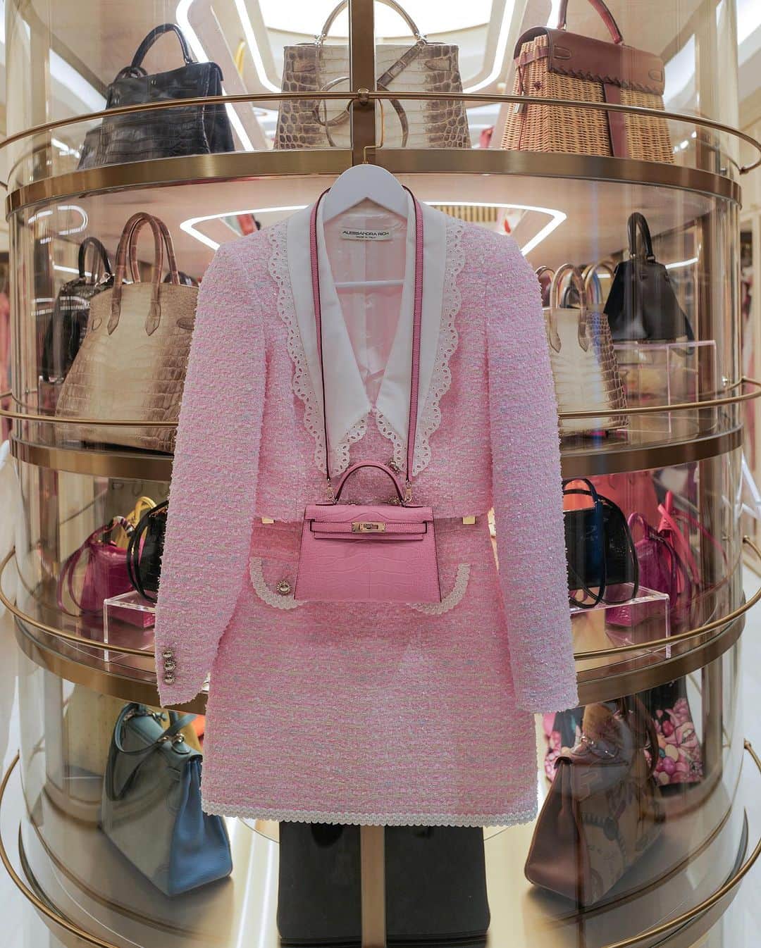 ジェイミー・チュアのインスタグラム：「💗 Go pink or go home.」