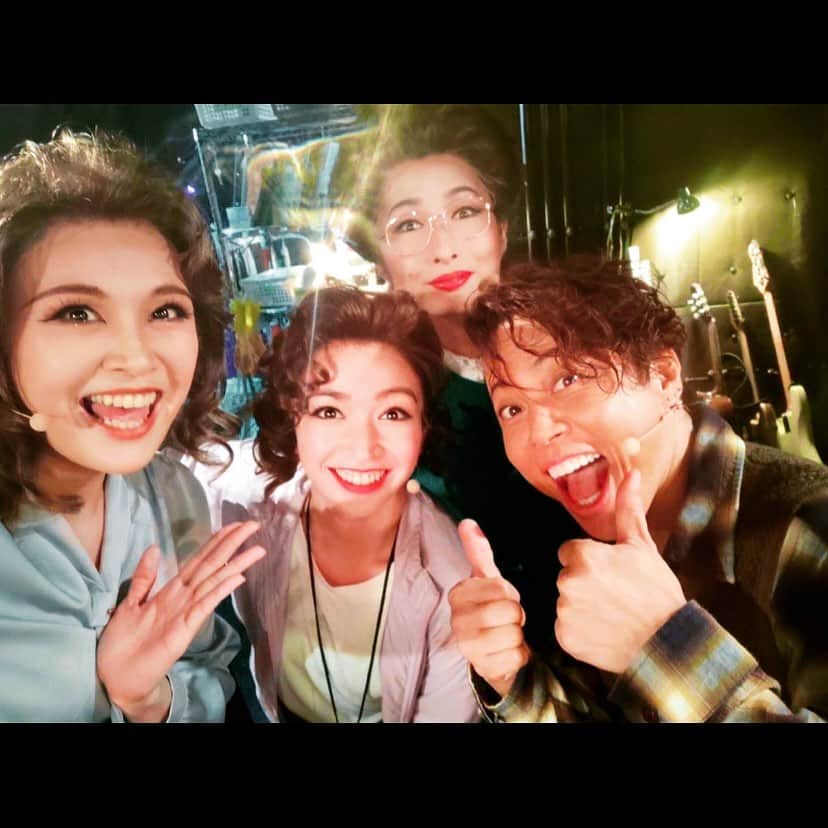 ダンドイ舞莉花のインスタグラム：「ハッピー筋肉ボーイ西川さん！💪🏻  毎日パワフルなデューイをお届けしてくださってます。  舞台上では、教師の我々はデューイに対してずっとイライラしてますが🤣  裏では仲良しです🫱🏻‍🫲🏼  今日も最高にロックでした🤟🏻  いよいよ東京公演も残すところ10日！  早い！  カウントダウンだー！！🎸  #ミュージカルスクールオブロック #schoolofrock #schoolofrockmusical #schoolofrockbroadway #musicaltheatre #musical #theatre #tokyo #japan #performer #singer #actor #西川貴教 #栗山絵美 #湊陽奈」
