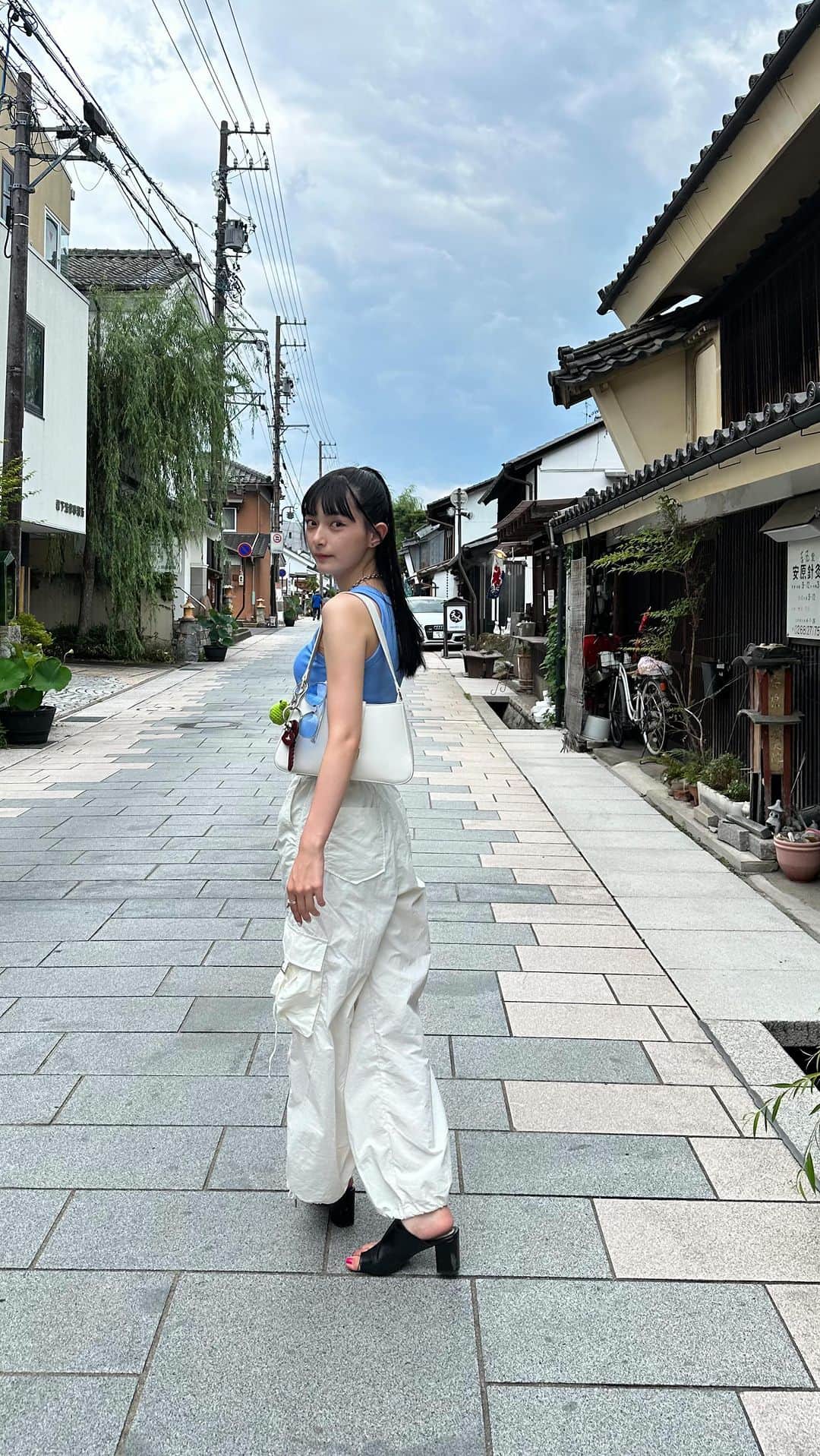 中澤瞳のインスタグラム：「ワイン🍷と柳町散策  食べ歩きも、風景を楽しむのも◎  #上田市 #上田市グルメ #ワイン #柳町 #wine #お散歩 #古民家 #街並み」